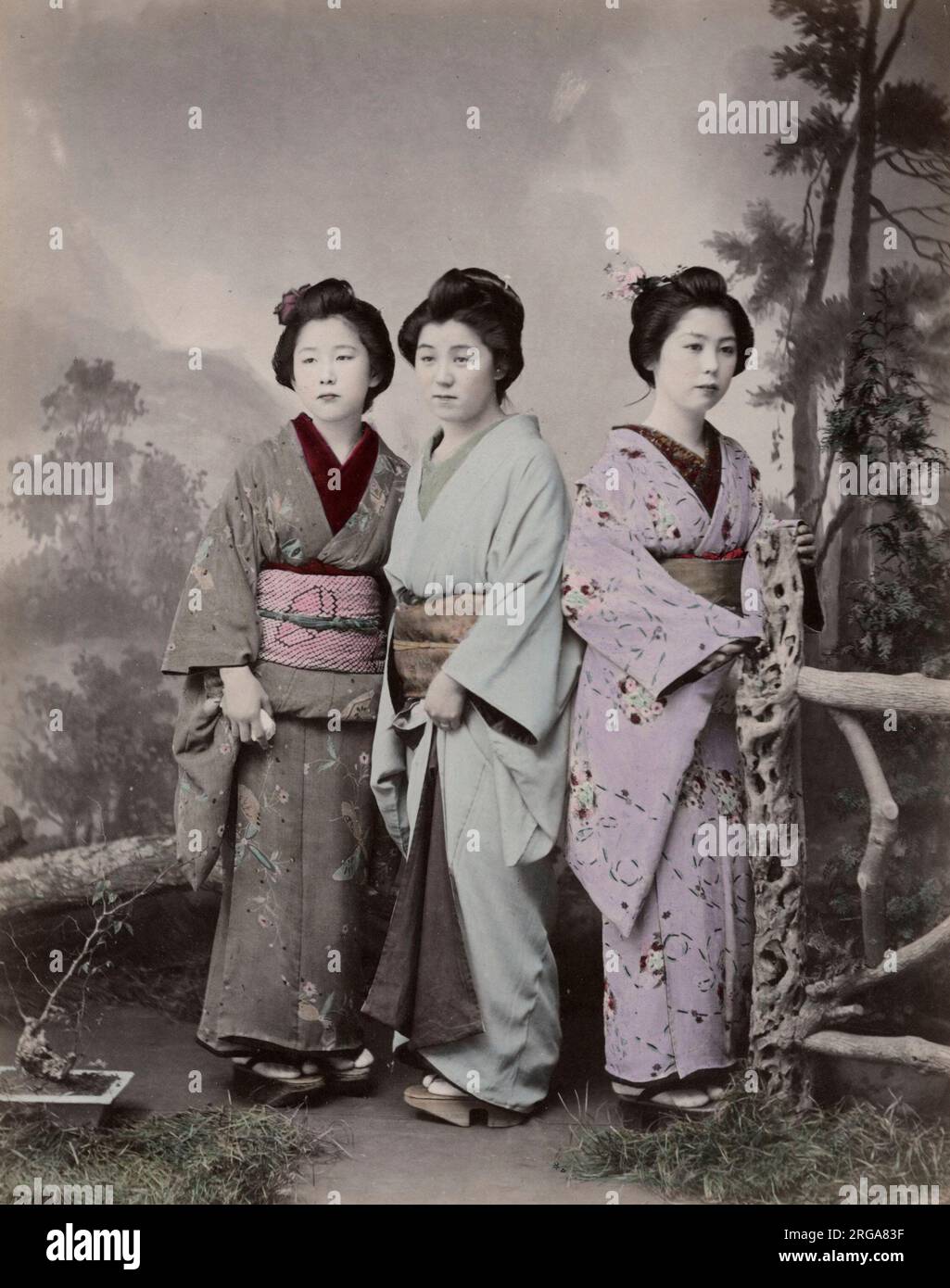 Drei junge japanische Frauen. Vintage 19. Jahrhundert Foto. Stockfoto