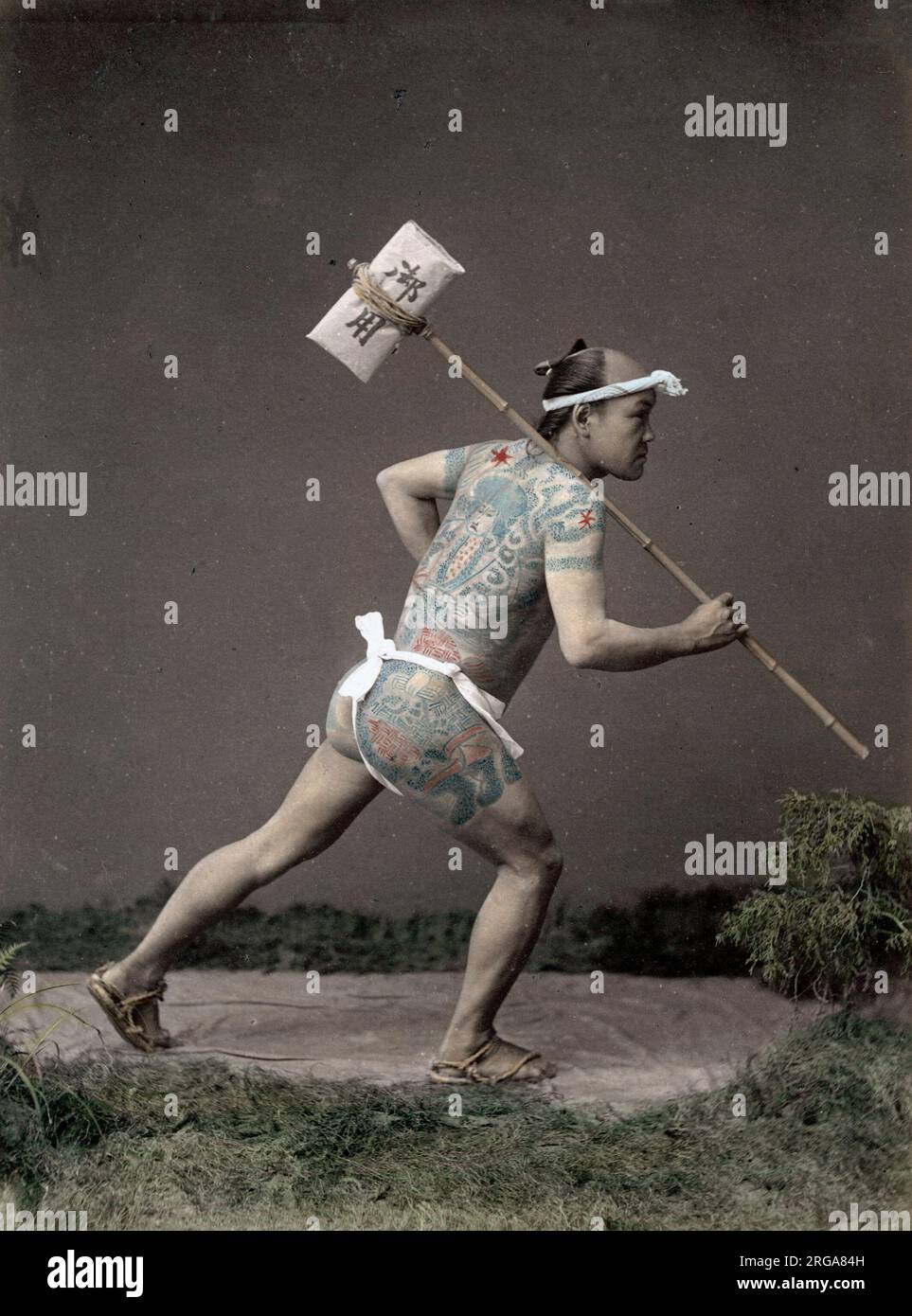 c.1880s Japan - tätowierte Post Runner mit einem Brief, Tattoos, Tätowierung Stockfoto