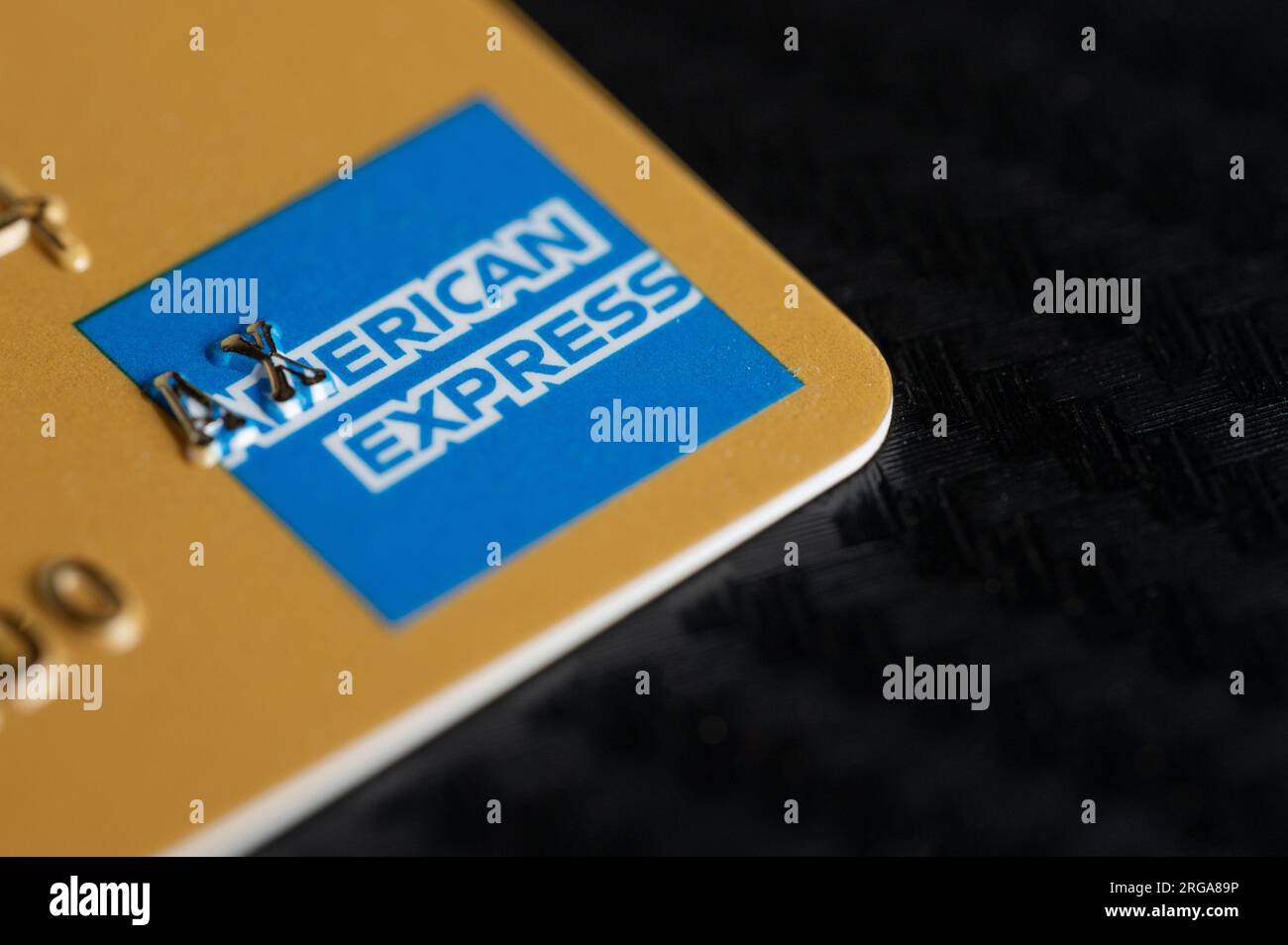 New York, USA - 2. August 2023: Zahlung mit american Express-Kreditkarte, Makroansicht Stockfoto