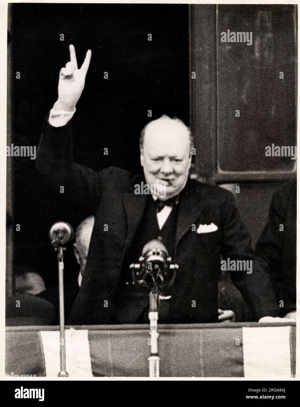 Der britische Premierminister Winston Churchill grüßt seinen V for Victory Stockfoto