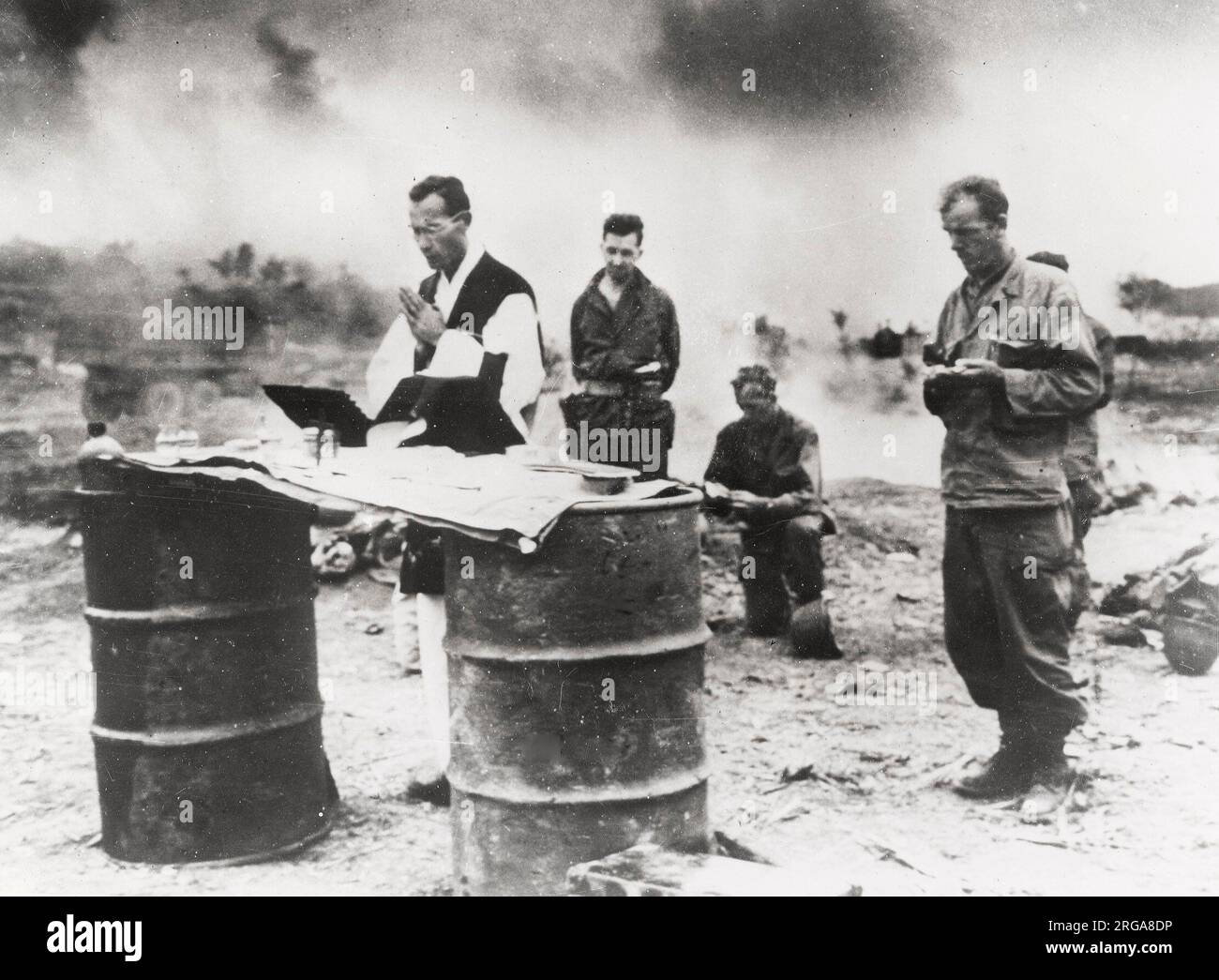 Vintage World war II Photograph - amerikanischer Kaplan führt Gebete für gefallene Soldaten auf der Insel Le Shima nach dem Sieg auf der Insel über die Japaner Stockfoto