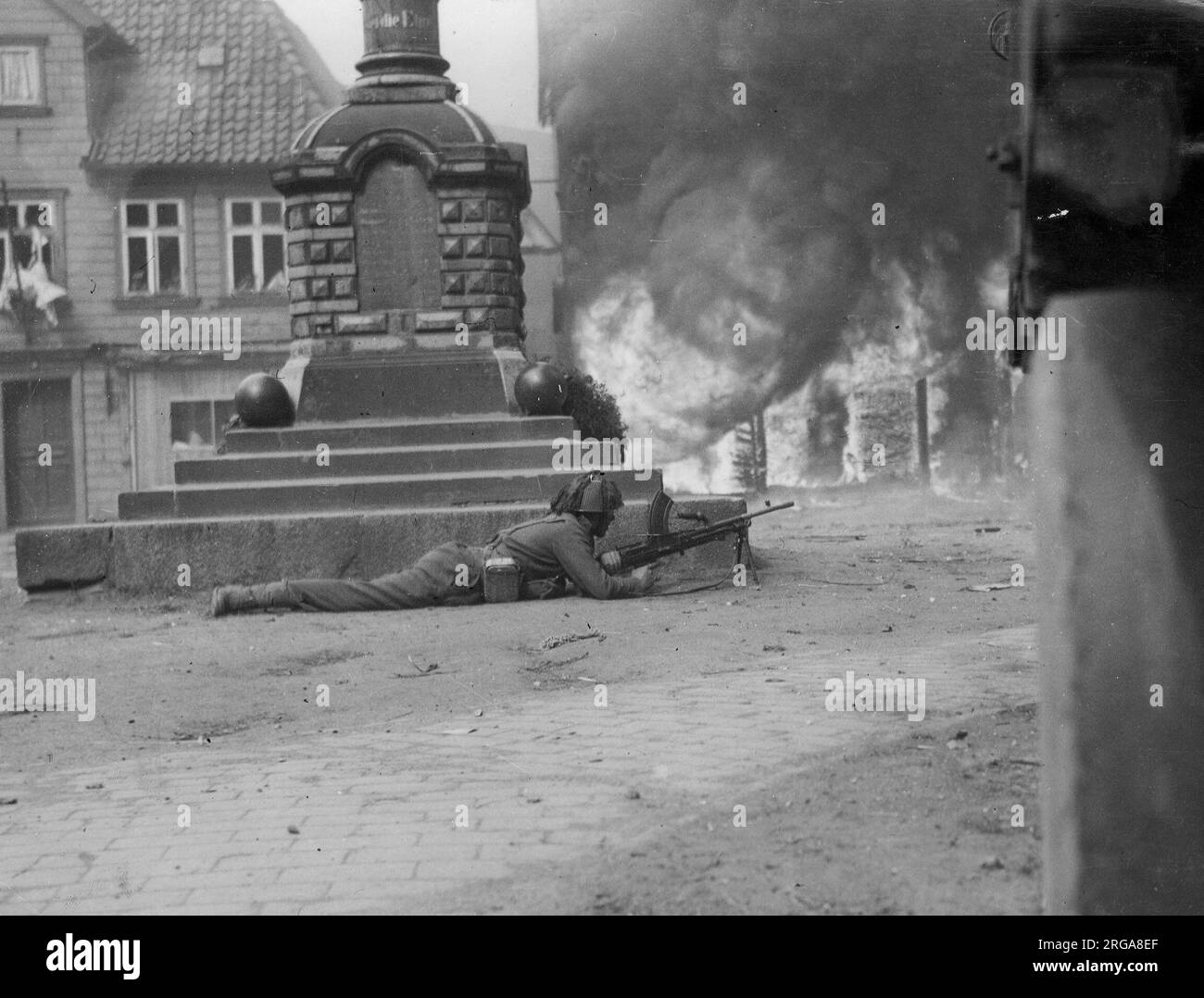 Vintage World war II Photograph - Truppen aus der 15. Schottischen Division kämpfen in den Straßen von Uelzen, Deutschland Stockfoto