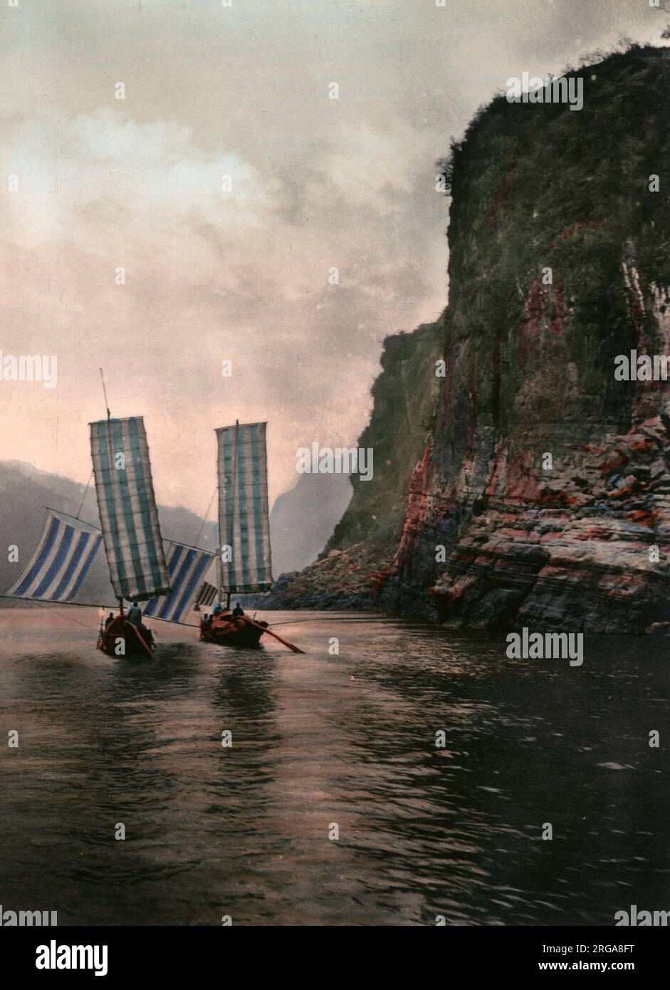 1920 Chinas - Boot in einer Yangtze River Gorge von Donald Mennie Stockfoto