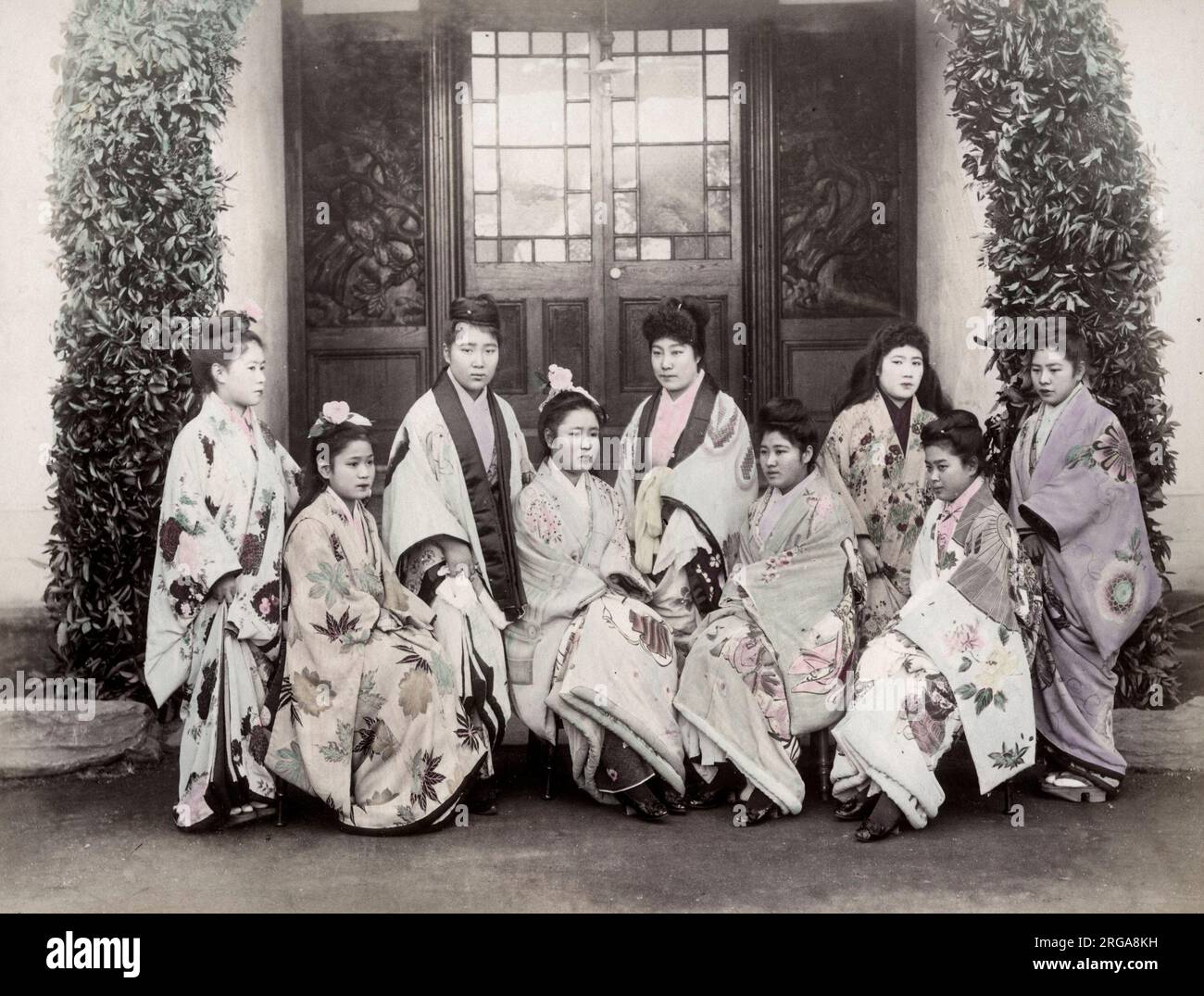 Eine Gruppe von Prostituierten in verzierten Kimonos, Japan. Vintage 19. Jahrhundert Foto. Stockfoto