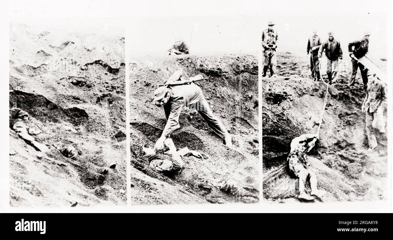 Vintage-Foto des Zweiten Weltkriegs - erster japanischer Gefangener, der auf Iwo Jima aufgenommen wurde - im Falle einer Explosion bis an den Rand des Muschellochs gedraggt. Ein Tag und eine Hälfte tot gespielt. Stockfoto