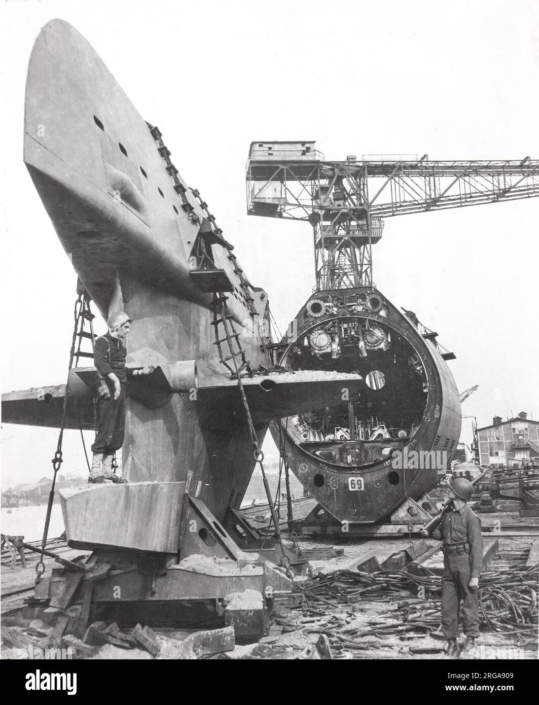 Vintage-Foto des Zweiten Weltkriegs - Deshimag-Werft und U-Boot nach der Eroberung, Deutschland 1945 Stockfoto