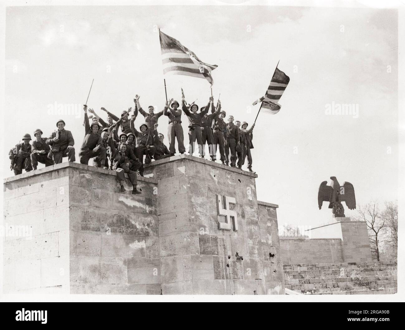 Vintage-Foto des Zweiten Weltkriegs - erster jaapanesischer Gefangener auf Iwo Jima - im Falle einer Explosion bis zum Rand des Muschellochs gezogen. Spielten tot für eineinhalb Tage. Stockfoto