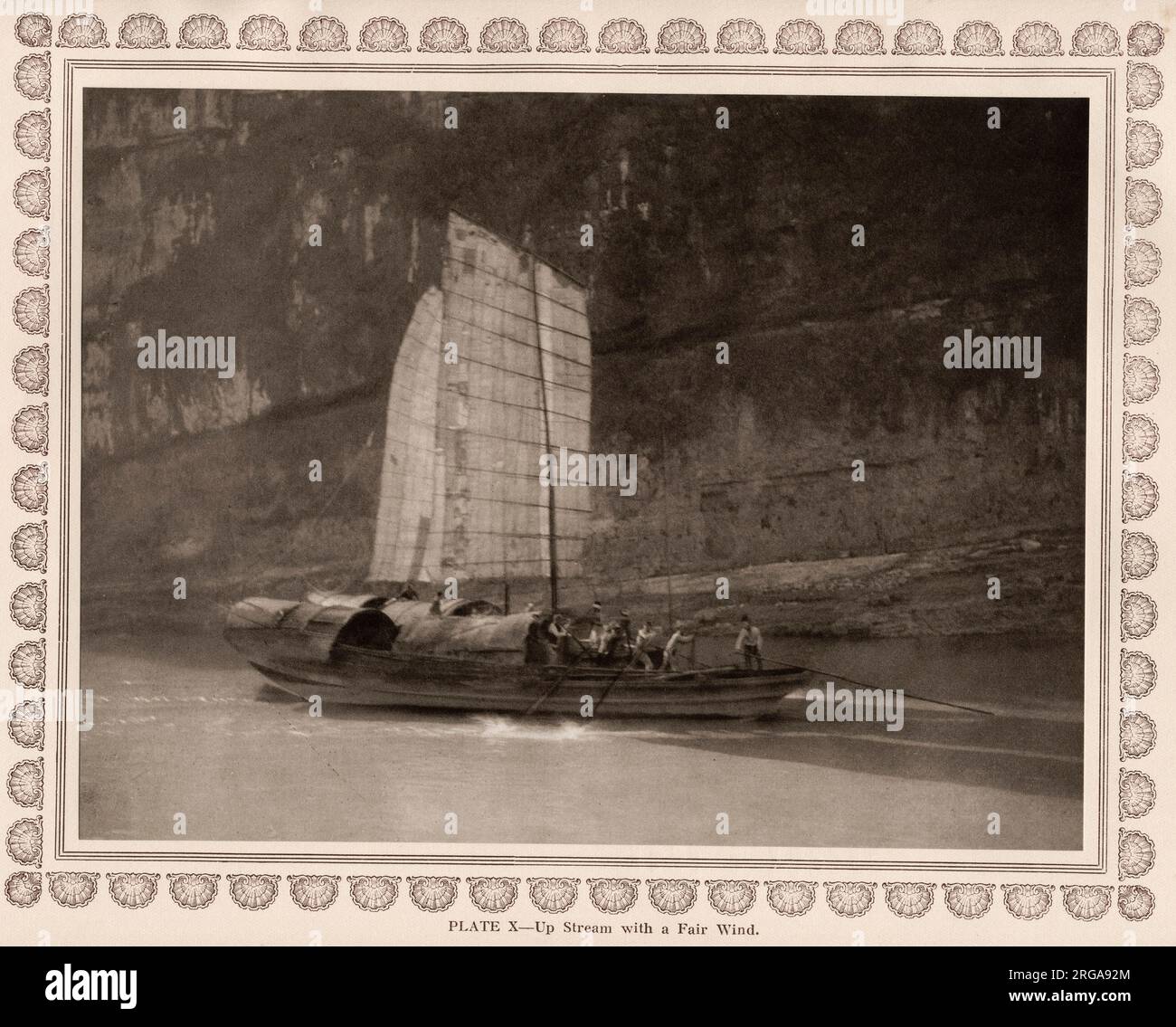 Foto aus einer Fotografie von Donald Mennie, aus seinem Buch The Grandeur of the Gorges, 1926 in China veröffentlicht. Die Bilder machte er während zweier Fahrten auf dem oberen Yangtze Fluss in China: Die erste auf einem Dampfer von Ichang nach Chungking bei schlechtem Wetter und die zweite zwischen Ichang und Wan Hsien. Das Buch endet bei Chungking. Stockfoto