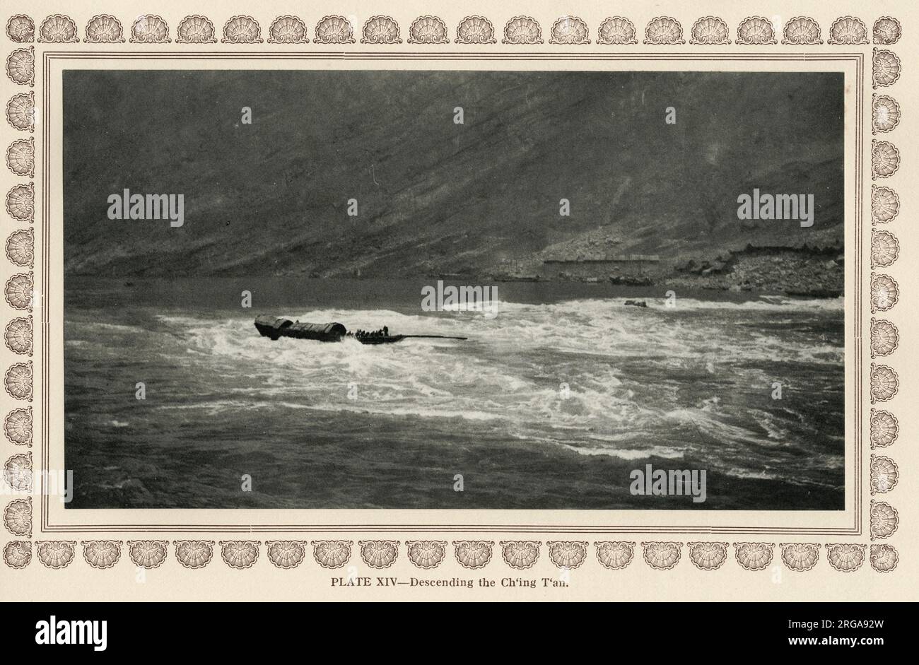 Foto aus einer Fotografie von Donald Mennie, aus seinem Buch The Grandeur of the Gorges, 1926 in China veröffentlicht. Die Bilder machte er während zweier Fahrten auf dem oberen Yangtze Fluss in China: Die erste auf einem Dampfer von Ichang nach Chungking bei schlechtem Wetter und die zweite zwischen Ichang und Wan Hsien. Das Buch endet bei Chungking. Stockfoto