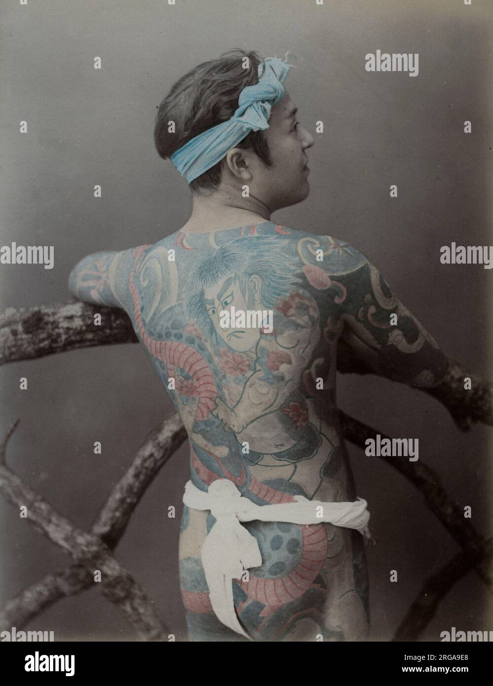 Mann mit aufwendigen Ganzkörper-Tattoo-Tätowierung und Lendenschurz, Japan, Ende des 19.. Jahrhunderts. Stockfoto