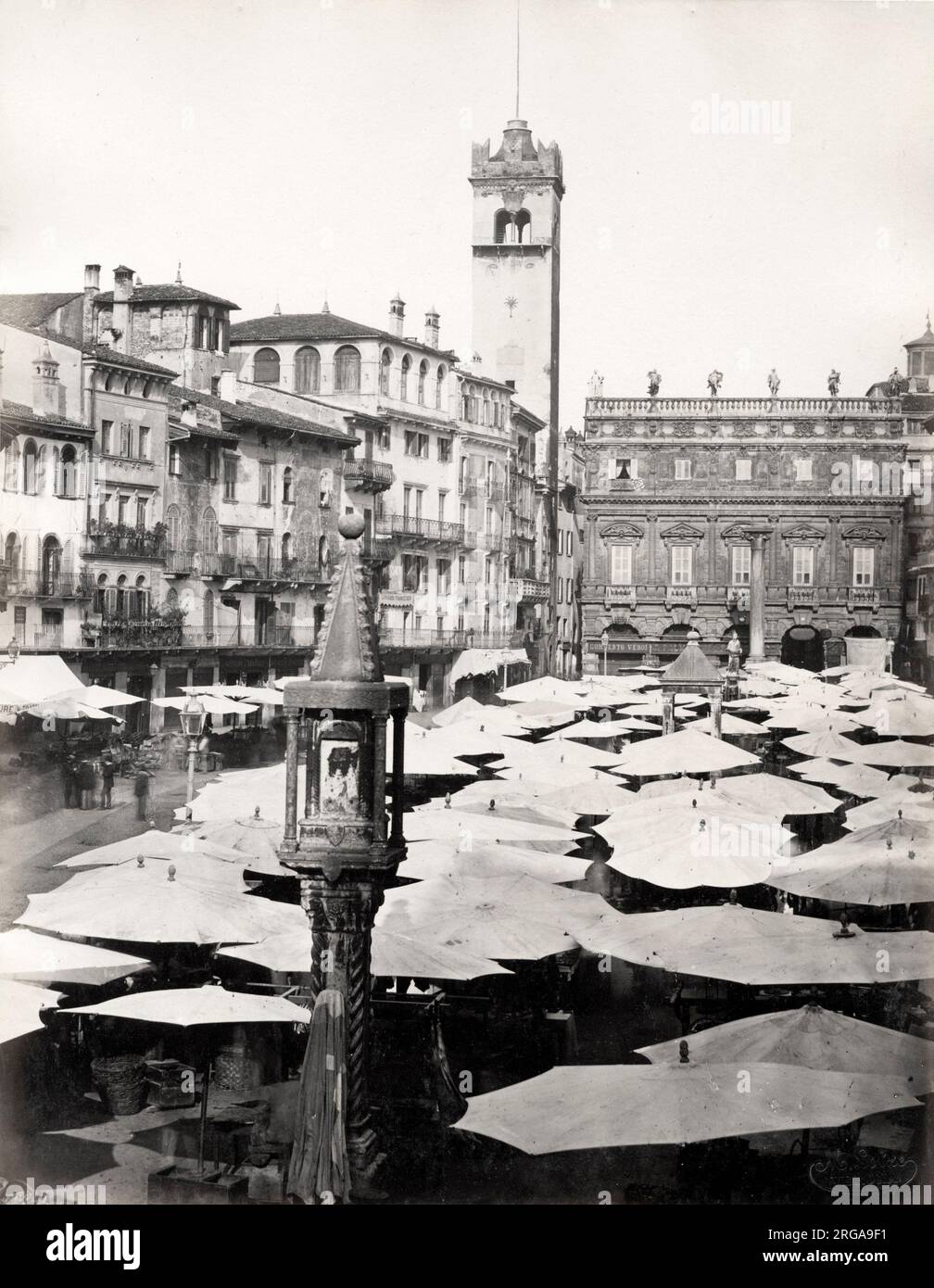 Vintage-Foto aus dem 19.. Jahrhundert: Straßenmarkt in der italienischen Stadt Stockfoto