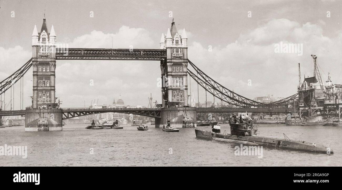 Vintage-Foto aus dem Zweiten Weltkrieg - das deutsche U-Boot U776 fährt unter der Tower Bridge London Stockfoto