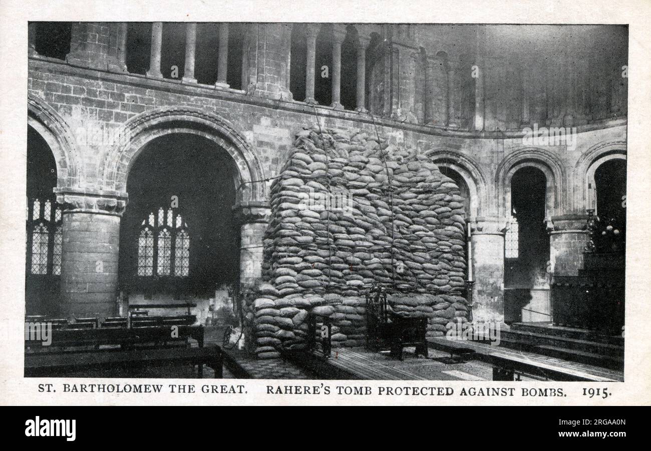 WW1 - Angriff auf London - St. Batholomew der große - Rahere's Tomb wurde 1915 durch Bombenangriffe vor Schäden geschützt. Unter der Androhung eines Angriffs aus der Luft wurden einige der Schätze Londons hinter Sandsäcken verborgen. Im Gegensatz zu den meisten Londoner Sehenswürdigkeiten kam St Bart’s jedoch der Zerstörung sehr nahe. Am 8. September 1915 fiel die größte Bombe, die bisher auf London abgeworfen wurde, von Zeppelin L13 auf Batholomews Close. Die Bombe aus dem Jahr 660lb verursachte enorme Schäden, indem sie ein etwa 1,2 Meter tiefes Loch schuf, eine lokale Druckerei auslötete, Ladenfronten zerschlug und Fenster zerschmetterte. Rahere gründete die Kirche Stockfoto