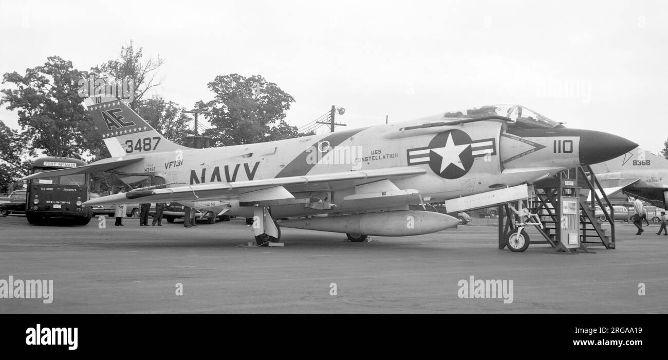 United States Navy - McDonnell F3H-2 Dämon 143487 (Basiscode AE, Rufzeichen 110) von VF-131, startete auf der USS Constellation. 1961: VF-41 AS AG-103,1962: VF-131 AS AE-110,1963: VF-13 AS AK-110,30 Oktober 1964: Entzogene Anklage in der Naval Air Facility Litchfield Park, AZ. Stockfoto