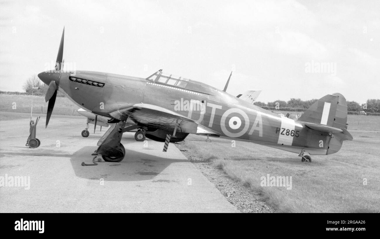 Royal Air Force - Hawker Hurricane IIC PZ865 „Last of the Many“ des Battle of Britain Memorial Flight, ausgestellt mit einem nicht standardmäßigen vierflügeligen Propeller. PZ865 wurde zum letzten der vielen ernannt und flog am 22. Juli 1944 erstmals in Langley, Buckinghamshire. Sie wurde nicht der RAF zugewiesen, sondern von Hawker Aircraft für Versuchsarbeiten einbehalten.Sie zog 1950 in das Hawker-Werk am Dunsfold Aerodrome und erhielt am 1. Mai 1950 die zivile Registrierung G-AMAU. Es wurde 1950 beim King's Cup Air Race von Group Captain Peter Townsend auf den zweiten Platz geflogen. Zu dieser Zeit wurde es in H gestrichen Stockfoto