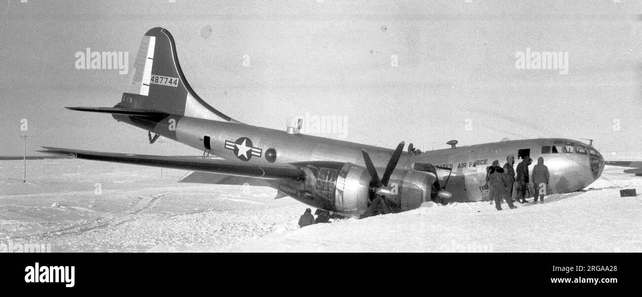 United States Air Force - Boeing WB-29-90-BW Superfortress 44-87744 (msn12547) , Streitkräfte landeten am Moses Point Airport, Elim, Alaska aufgrund von zwei Triebwerkausfällen während des Fluges. Bemerkenswert ist die Partikelschaufel auf dem Rumpf, an der hinteren oberen Revolverposition, die verwendet wird, um radioaktiven Fall aus Atomwaffentests in der Sowjetunion zu erkennen.zugeteilt an 2. Bombengruppe, 375. Aufklärungsgeschwader (sehr große Reichweite, Wetter), Die 58. Strategische Wetterstaffel, 2107. Luftwettergruppe am Luftwaffenstützpunkt Eielson, AK, neu benannt wurde. Stockfoto