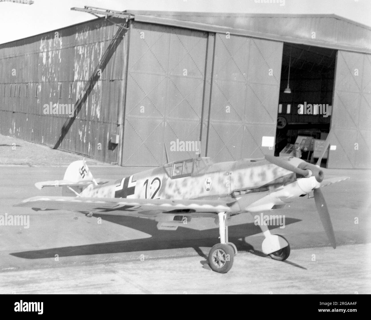 Messerschmitt Bf 109E-3-B (Werknummer 4101) „Black 12“ der RAF St. Athan RAF Museum Reserve Collection vor dem Museum auf der RAF St. Athan East Camp. Black 12 wurde von Erla Maschinenwerk in Liepzig gebaut und von 2-JG51 in Wissant, nahe Calais, betrieben, als das Unternehmen am 27. November 1940 auf der RAF Manston zur Landung gezwungen wurde. Nach Reparaturen bei RAE Farnborough erhielt sie die Militärserie DG200 und wurde Rolls-Royce in Hucknall für Tests übergeben. Sie überlebte den Krieg und wurde an verschiedenen Orten ausgestellt, bevor sie vollständig in der RAF St. restauriert wurde Athan-Kollektion. Nach dem Klo Stockfoto