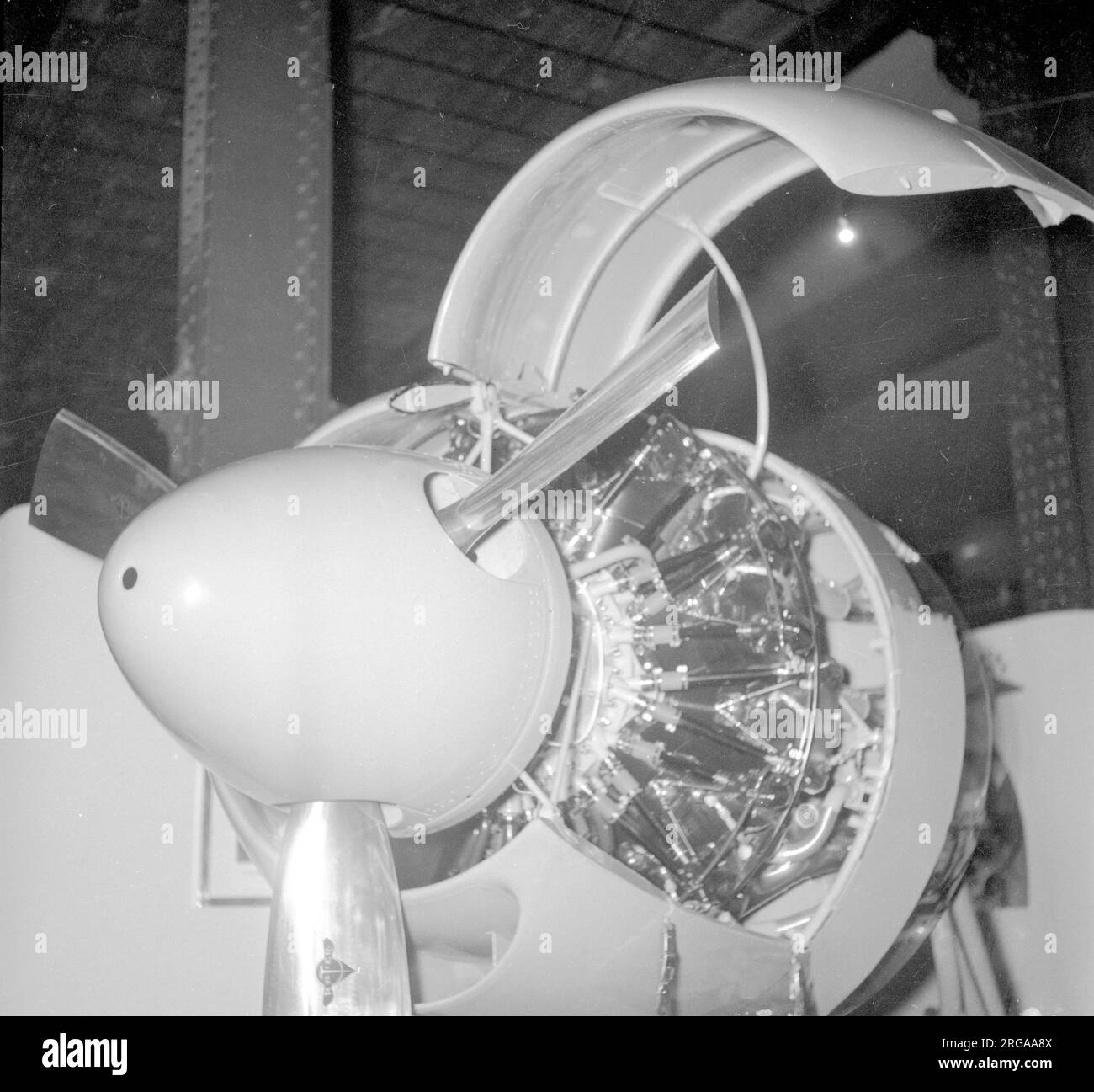 Eine SNECMA 14R im XVIIIeme Salon Aeronautique du Paris 1949 im Grand Palais im Zentrum von Paris (Flugvorführungen wurden am Flughafen Orly durchgeführt). Ein luftgekühltes, radiales SNECMA 14R 14-Zylinder-Triebwerk, vormontiert für einfachen Austausch. Stockfoto