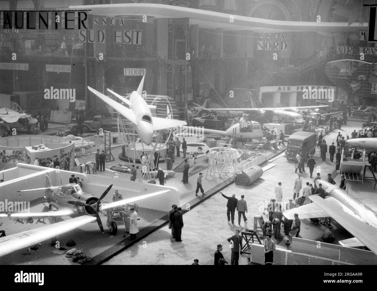 XVIIIeme Salon Aeronautique du Paris 1949 im Grand Palais im Zentrum von Paris (am Flughafen Orly wurden Flugvorführungen durchgeführt). Blick auf die Sud-Est und Nord Stände. Mit einem Morane-Saulnier Vanneau, Modell eines Grognard, SE-3110 Hubschraubers und Nord Norazur Transportflugzeugs. Stockfoto