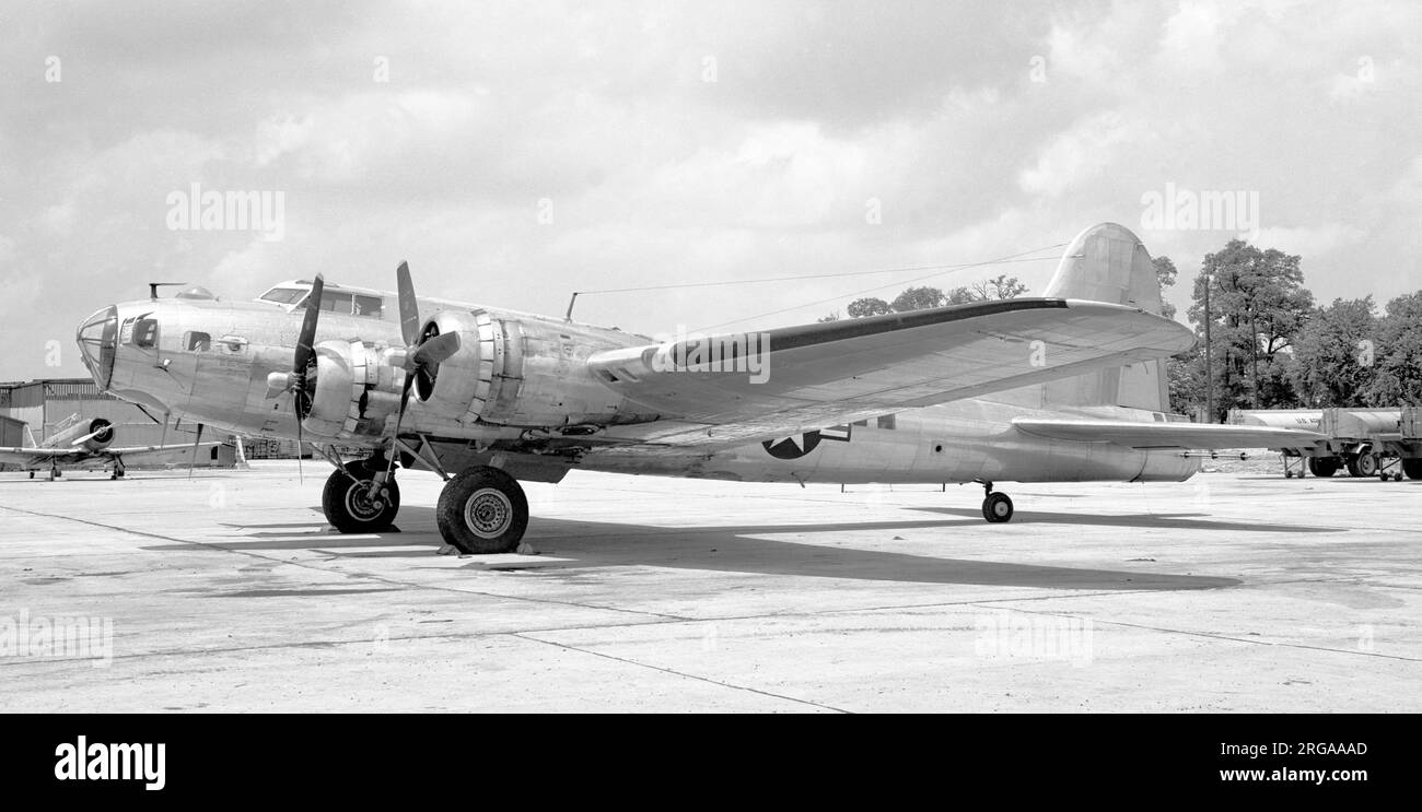 United States Army Air Force - United States Air Force - Boeing B-17G, vermutlich gesehen auf Shaw Field oder einem Satellitenfeld, ausgestattet mit einer unbekannten Radioantenne an der Position der hinteren Schützen für die Signalaufklärung. Im Hintergrund ist nordamerikanisches AT-6D-NT Texan 42-86142 (msn 88-17923) der 2142. Basiseinheit (Pilot School, Basic), Shaw Field, Sumter, SC. Zu sehen. Die AT-6 wurde der spanischen Luftwaffe im Rahmen des Militärhilfeprogramms (MAP) zugewiesen. Stockfoto