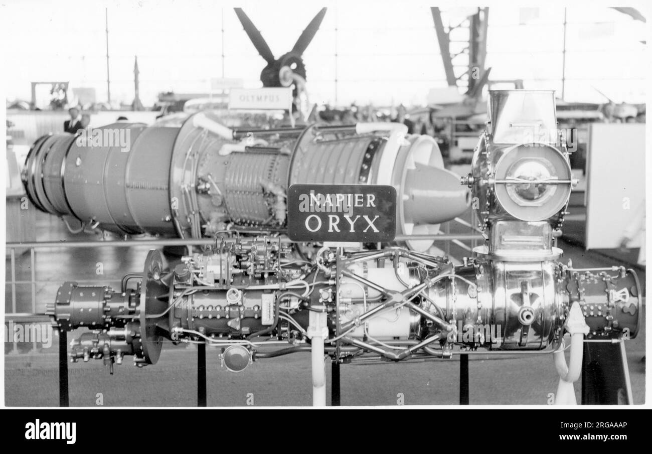 Napier Oryx Gas Generator, ein mit Turbowellen angetriebener Gasgenerator für Tip-Jet Hubschrauber wie den Percival P.74. Gesehen in der Ausstellungshalle der SBAC Farnborough Air Show 1955, mit einem Bristol Olympus im Hintergrund. Stockfoto