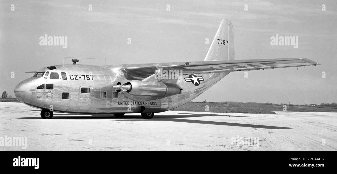 Chase XC-123 A 47-787. Die einzige XC-123A, die aus dem zweiten Chase MS-8 - XCG-20 - G-20 Prototyp des Sturmgleiters umgebaut wurde. Durch die zusätzlichen 4x 5.200 lbf General Electric J47-GE-5 Turbojet-Motoren in den Innenrinnen der B-47 wurde der XG-20 zum leistungsstärksten Motorgleiter, der je gebaut wurde. Die Flugtests waren erfolgreich, aber das Konzept war unwirtschaftlich aufgrund der geringen Kraftstoffkapazität und der geringen Wirtschaftlichkeit, einen Segelflugzeug mit niedriger Geschwindigkeit bei hohen Geschwindigkeiten zu betreiben. Nach Abschluss der Flugtests wurde das Flugzeug Stroukoff Aviation für die Umstellung auf die YC-134D zugewiesen, ausgestattet mit Boundary Layer Control vergrößerter Flosse und Stockfoto