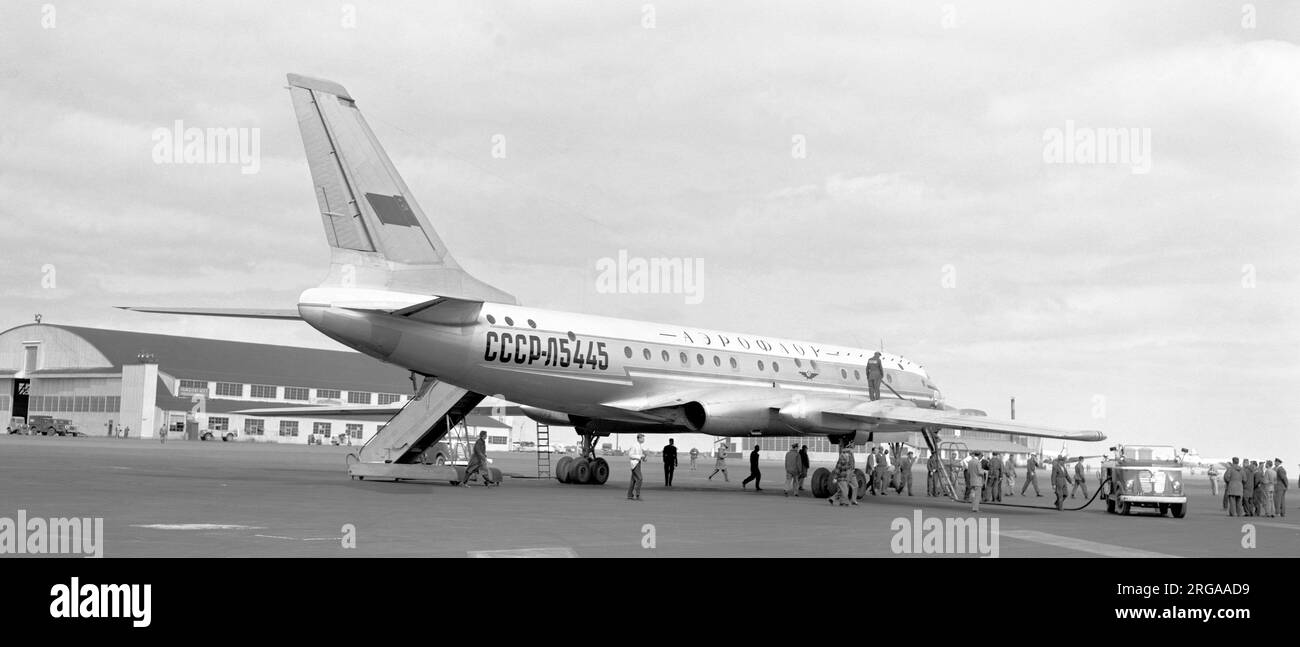 Tupolev TU-104A CCCP-L5445 (SSSR-L5445, msn 8350401), von Aeroflot, in der Marine- und Luftwaffenstation Keflavik in Island. Diese TU-104A war die zweite ihrer Art, die im September 1959 die USA besuchte, betankte in London Heathrow und Keflavik NAS, trug am 14. September den sowjetischen Außenminister Andrei Gromyko mit und kehrte einige Tage später zurück. (Hinweis: Das Datum dieses Fotos ist unbestimmt, aber es handelt sich um die hin- oder Rückfahrt in Keflavik im September 1959. Der erste TU-104A-Rückflug in die USA wurde am 4. September von CCCP-L5438 durchgeführt.) Stockfoto