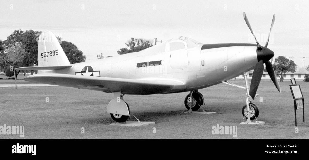 (United States Air Force -) Bell QF-63g-1-BE Kingcobra 'Pinball' 45-57295, ausgestellt am Lackland Air Force Base nahe San Antonio in Texas, in der USAF History and Traditions Museum-Sammlung. Erbaut als RP-63g-1-BE Kingcobra und umbenannt als QF-63g-1-BE im Jahr 1948, waren die RP-QF-63Gs bemannte Feuerziele für Bomberschießer, die feilbare Kugeln abfeuerten. Ab 1943 wurde die P-63 als bemanntes Ziel für Feuerwehrmänner verwendet, ausgestattet mit speziell verstärkten Oberflächen, gegen die feilbare Kugeln (aus Blei und Kunststoff) abgefeuert werden konnten. Im August 1944, unter Vertrag Nr. 29318, Bel Stockfoto
