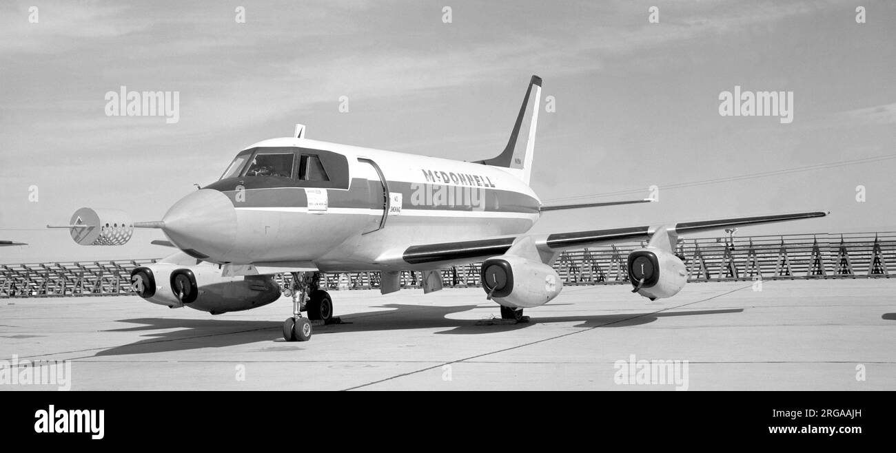 McDonnell Modell 119 N119M (msn 1). Der 119 wurde entwickelt, um die UCX-Anforderungen für einen Versorgungstransport zu erfüllen, der die Beech C-45 ersetzt, und konnte keinen Auftrag erhalten. Die US-Luftwaffe bevorzugte den Lockheed Jetstar, den sie als C-140 bestellte. Der Prototyp wurde zu einem zivilen Transport umgebaut - Feederliner für 10 - 29 Passagiere und neu als Model 220 bezeichnet, aber die Aufträge wurden versiegt, als es ohne militärische Anordnung zu teuer wurde. Das Flugzeug wurde bis 1965 als Firmentransport genutzt, als es an die Flight Safety Foundation in Phoenix, Arizona, verkauft wurde. Zuletzt gesehen gespeichert mit r Stockfoto