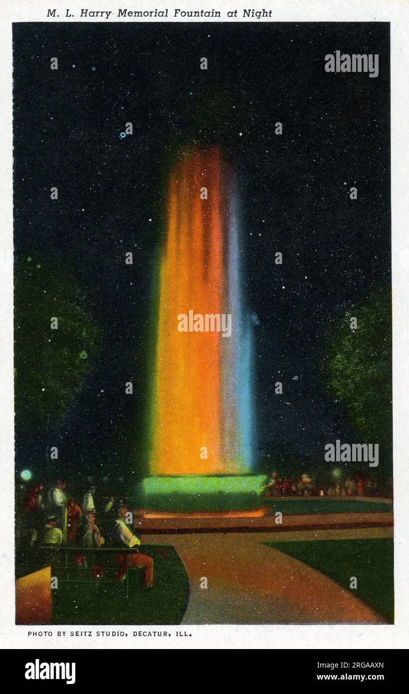 Decatur, Illinois, USA – M.L Harry Memorial Fountain bei Nacht. Stockfoto