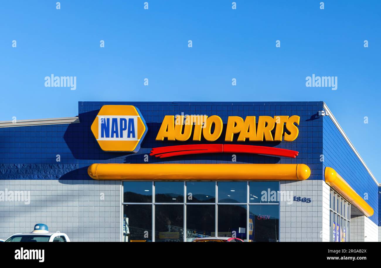 Außenansicht eines NAPA Auto Parts Stores mit einem klaren blauen Himmel im Hintergrund. Stockfoto