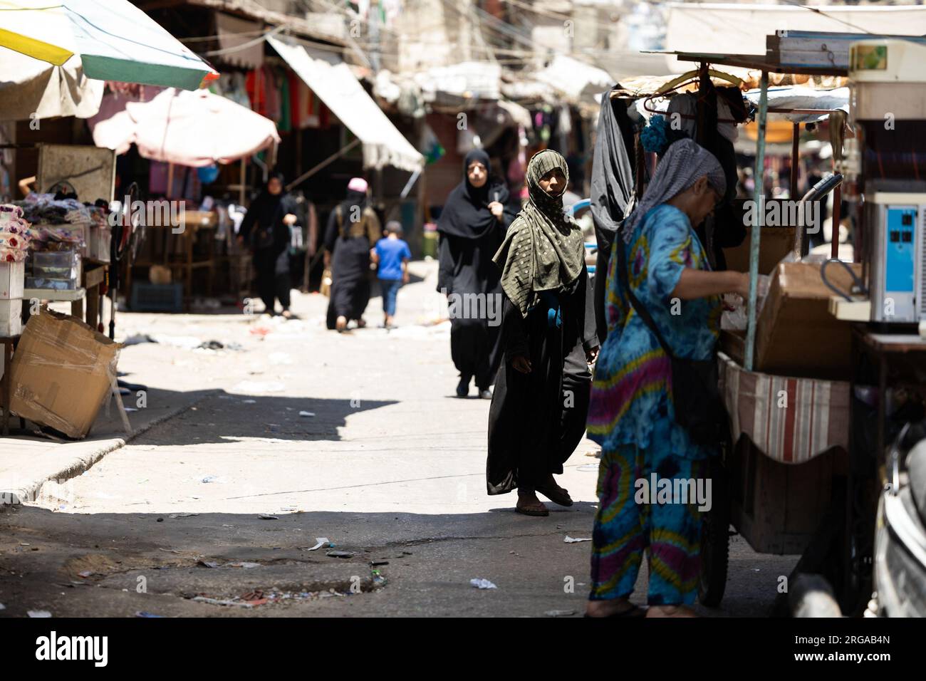 BEIRUTE, BE - 14.07.2023: LIBANESISCHES FLÜCHTLINGSLAGER - Hauptmarkt des Shatila-Flüchtlingslagers. Die Leute hier kaufen Lebensmittel und Grundprodukte wie Kleider und Schuhe. Beirut - Libanon (Foto: Nicolò Ongaro/Fotoarena) Stockfoto