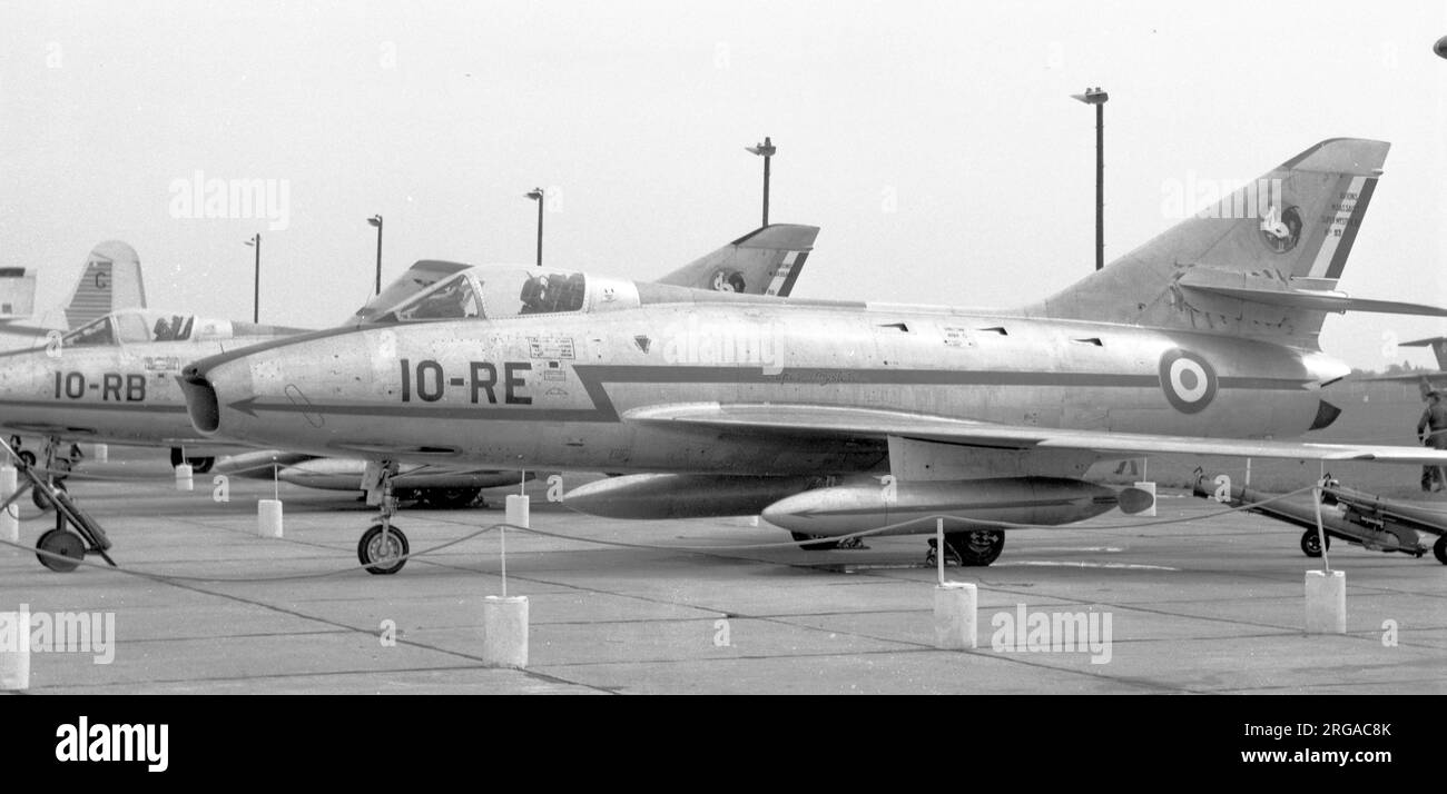 Armee de l'Air - Dassault Super Mystere B.2 10-RE, von Escadron de Chasse 1/10 'Valois', von Base aerienne 705 Tours, mit 10-RB nebenan geparkt. Stockfoto