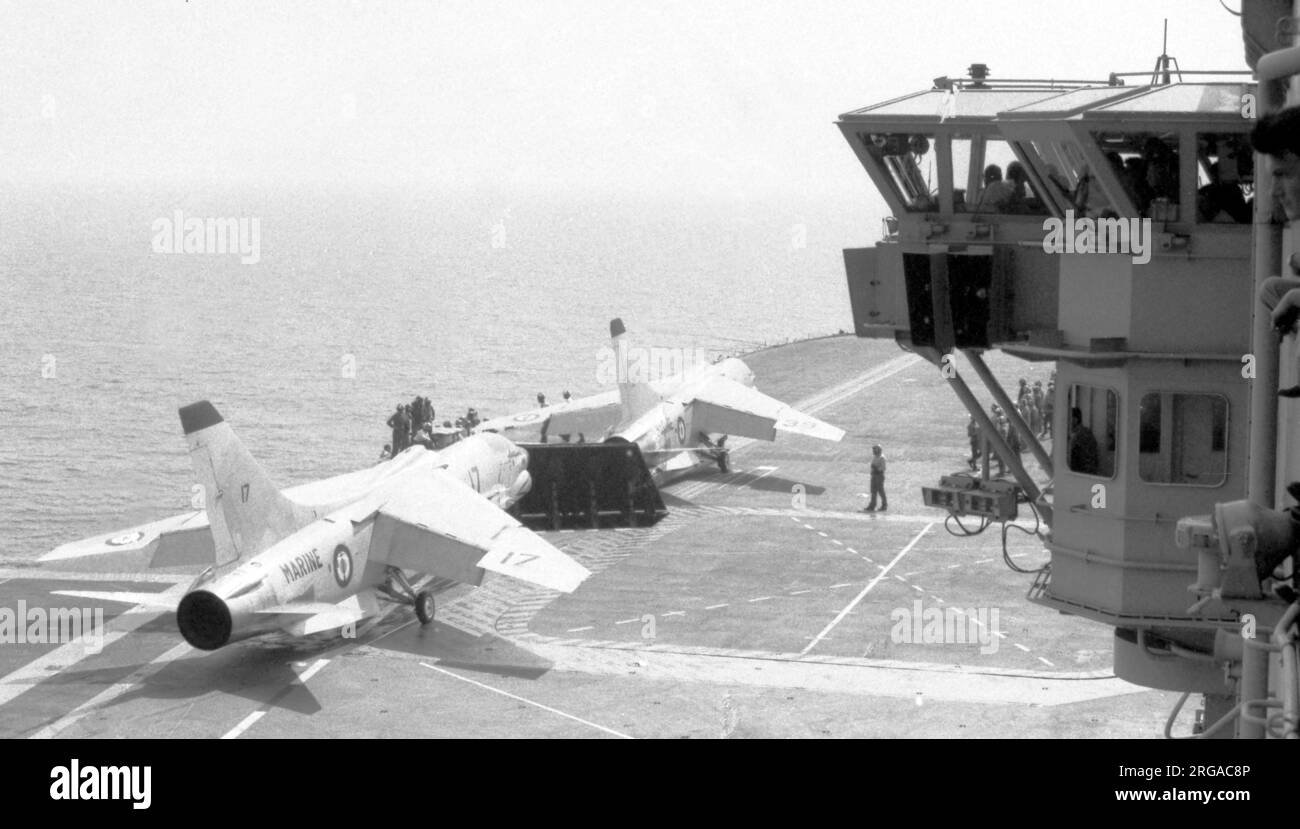 Aeronavale - LTV F-8FN Kreuzfahrer „39“, „17“ und „35“ warten auf die Freigabe der Decksmannschaft, um sich dem Katapult zum Start zu nähern, von „Foch“ oder „Clemenceau“ während einer betriebsbereiten Kreuzfahrt. (Hinweis: Foch und Clemenceau waren zwei fast identische Schiffe, auf die die französische Marine keine Unterscheidungszeichen angebracht hatte, was die Identifizierung sehr schwierig machte.) Stockfoto Aeronavale - LTV F-8FN Kreuzfahrer „39“, „17“ und „35“ warten auf die Freigabe der Decksmannschaft, um sich dem Katapult zum Start zu nähern, von „Foch“ oder „Clemenceau“ während einer betriebsbereiten Kreuzfahrt. (Hinweis: Foch und Clemenceau waren zwei fast identische Schiffe, auf die die französische Marine keine Unterscheidungszeichen angebracht hatte, was die Identifizierung sehr schwierig machte.) Stockfoto