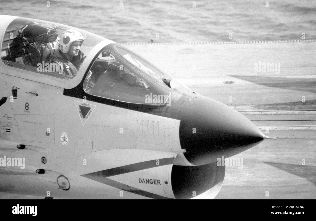 Aeronavale - LTV F-8FN Crusader Cockpit Nahaufnahme, wartet auf Freigabe der Decksmannschaft, um sich dem Katapult zum Start zu nähern, von 'Foch' oder 'Clemenceau', während einer betriebsbereiten Kreuzfahrt. (Hinweis: Foch und Clemenceau waren zwei fast identische Schiffe, auf die die französische Marine keine Unterscheidungszeichen angebracht hatte, was die Identifizierung sehr schwierig machte.) Stockfoto