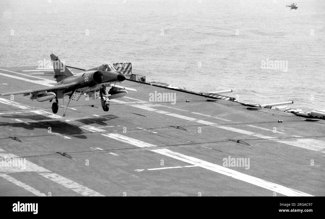 Aeronavale - Dassault-Breguet Super etendard '66' fängt den Draht an und landet an Bord von 'Foch' oder 'Clemenceau' während einer Kreuzfahrt. (Hinweis: Foch und Clemenceau waren zwei fast identische Schiffe, auf die die französische Marine keine Unterscheidungszeichen angebracht hatte, was die Identifizierung sehr schwierig machte.) Stockfoto Aeronavale - Dassault-Breguet Super etendard '66' fängt den Draht an und landet an Bord von 'Foch' oder 'Clemenceau' während einer Kreuzfahrt. (Hinweis: Foch und Clemenceau waren zwei fast identische Schiffe, auf die die französische Marine keine Unterscheidungszeichen angebracht hatte, was die Identifizierung sehr schwierig machte.) Stockfoto