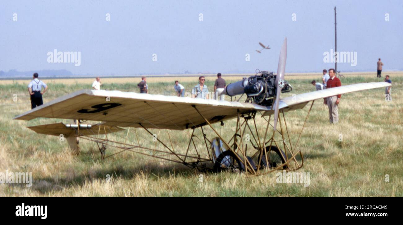 Santos-Dumont Demoiselle Replica '9' : Eine fliegende Nachbildung, die von Personal Plane Services Ltd bei Booker für den Film "These Magnificent Men in their Flying Machines" aus dem Jahr 1965 gebaut wurde. Wurde im September 1964 in Wainfleet zum Filmen gesehen, wobei ein Gleiter im Hintergrund einen Windenstart machte. Stockfoto