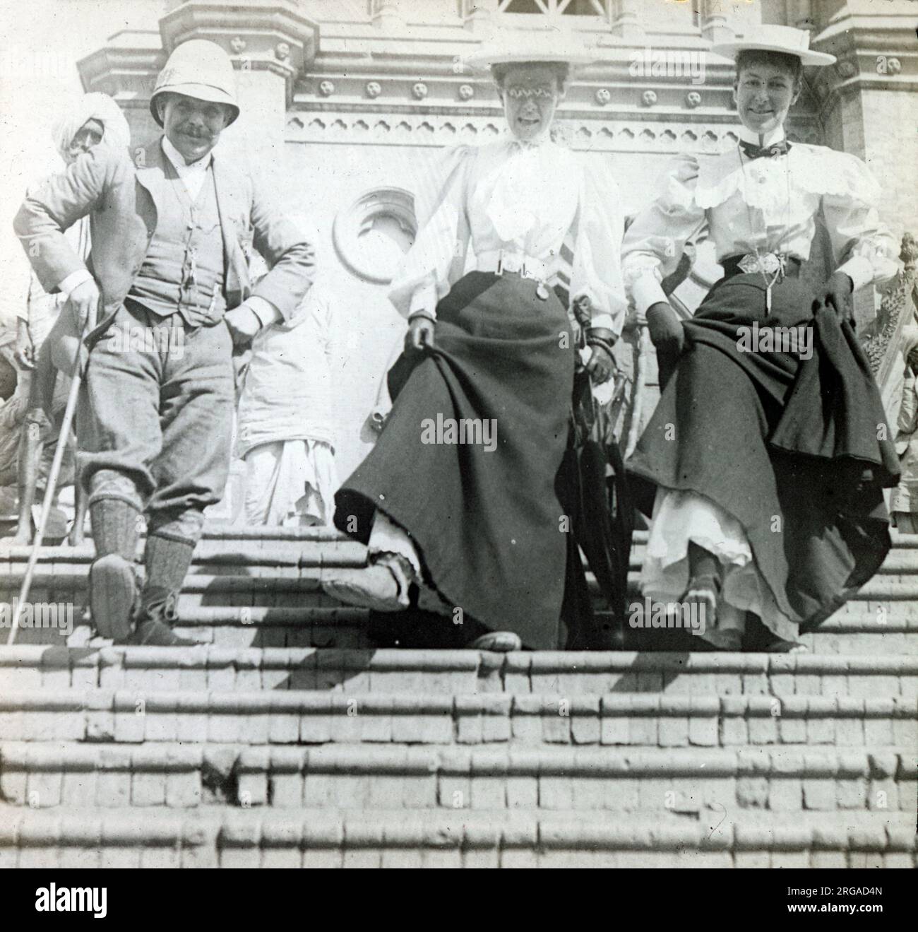 Britische Kolonialgruppe in Indien, Japaner auf Stufen Stockfoto