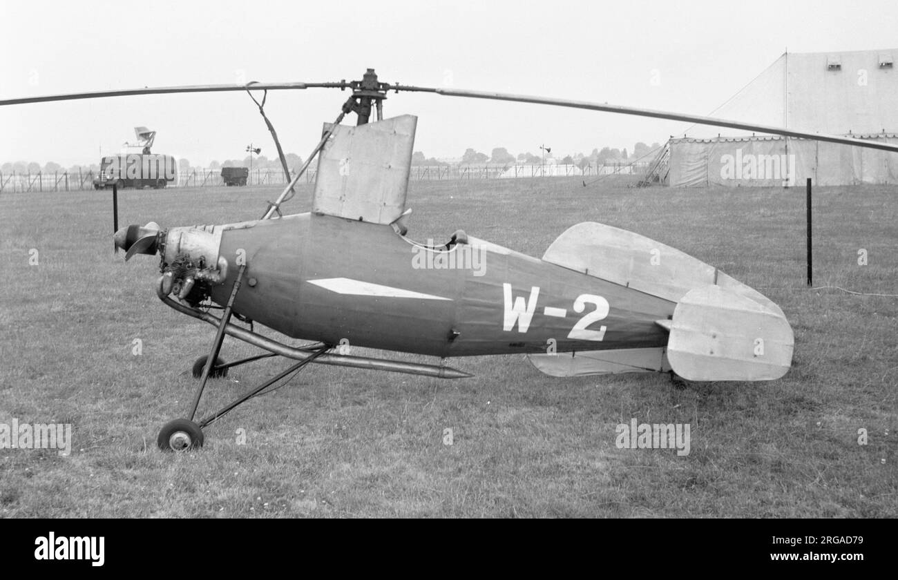 Wehr W-2 , RAF Hendon am 19. Juli 1951. G. & J. Weir von Cathcart in Glasgow war ein etabliertes Ingenieurunternehmen, das 1871 gegründet wurde und Flugzeuge während des Ersten Weltkriegs baute. Das Unternehmen wurde dann in Drehflügler involviert, führte zunächst Experimente auf eigene Rechnung durch und wurde später zur Unterstützerin der Cierva Autogiro Co Ltd Der einsitzige W-2 Experiment autogyro war ein verbessertes W-1 und flog erstmals im März 1934 von Abbotsinch. Er wurde von einem flachen, horizontal gegenüberliegenden, luftgekühlten Weir O-92 Dryad II-Zweizylindermotor angetrieben, der vom Dryad Moto entwickelt wurde Stockfoto