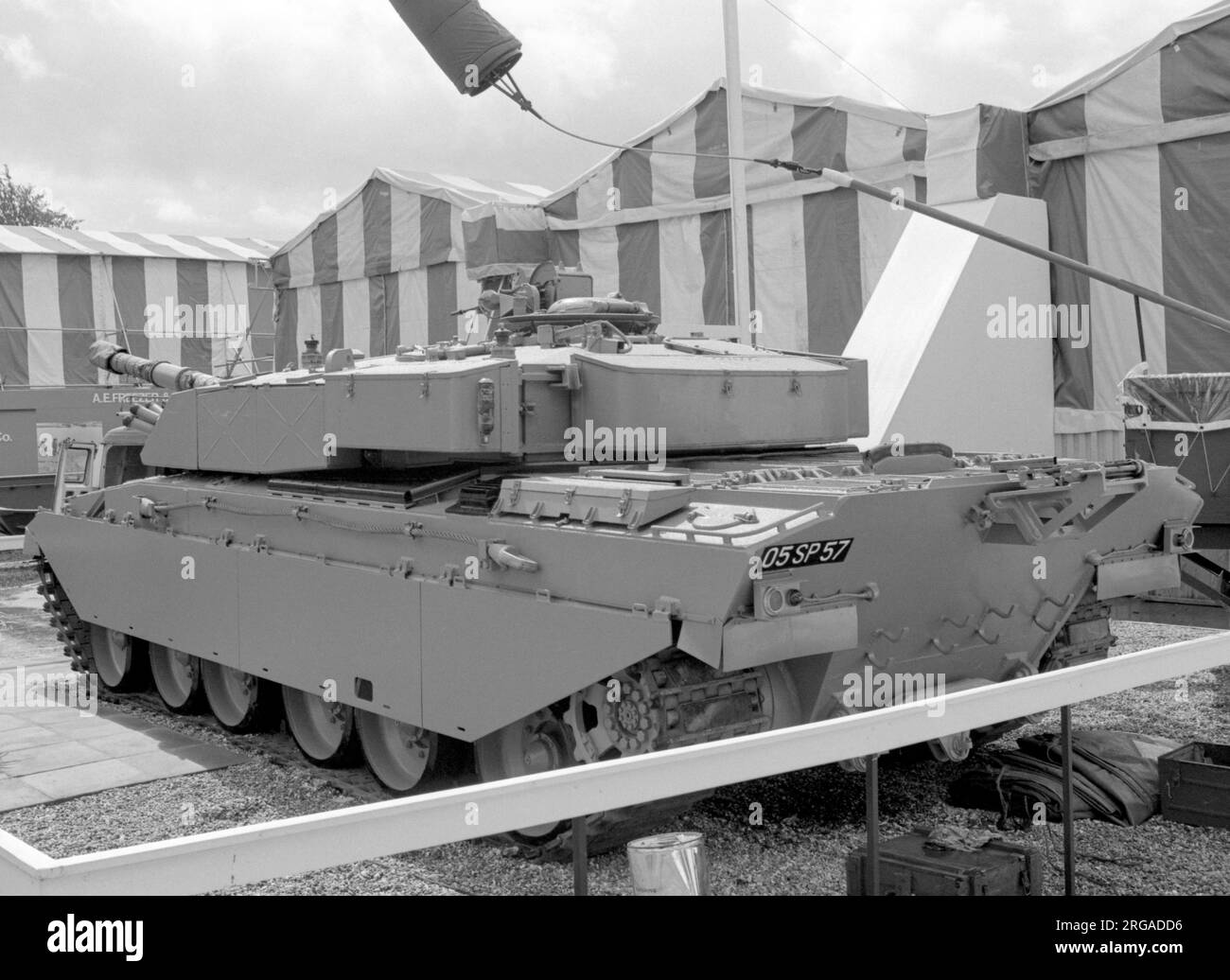 Eine Challenger 1-Tankvariante mit modifiziertem Revolver und modifizierter Ausrüstung auf der British Army Equipment Exhibition, die am 23-27. Juni 1980 in Aldershot stattfand. Stockfoto