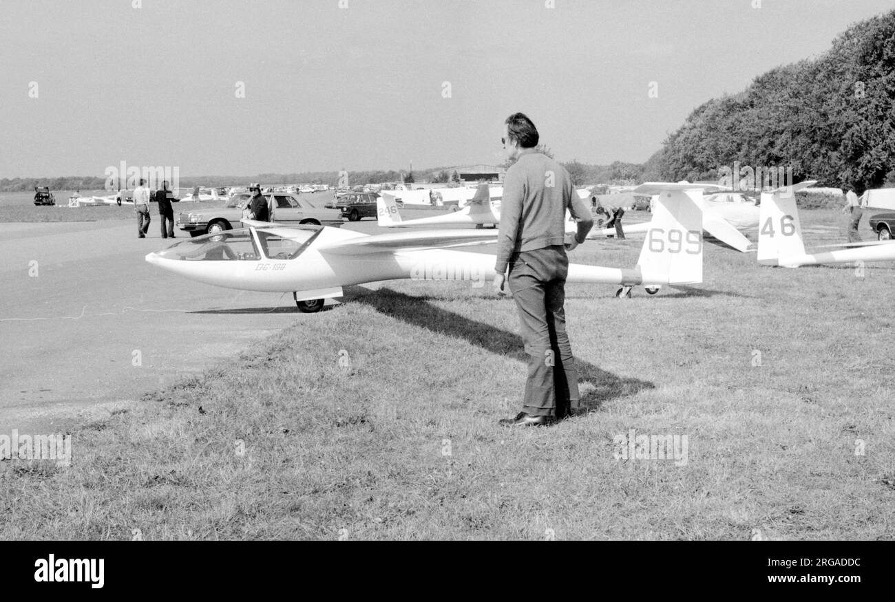 Glaser-Dirks DG-100 „699“, im Segelparkplatz/Vorbereitungsbereich bei einem Gleitflugwettbewerb in Großbritannien. Stockfoto