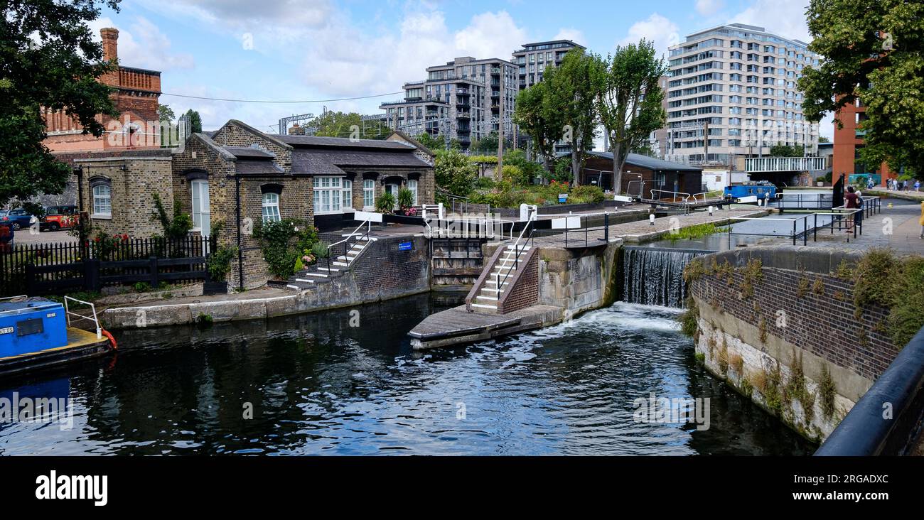 St. Pancras Lock und der Victorian Water Tower am Regent's Canal, London Stockfoto