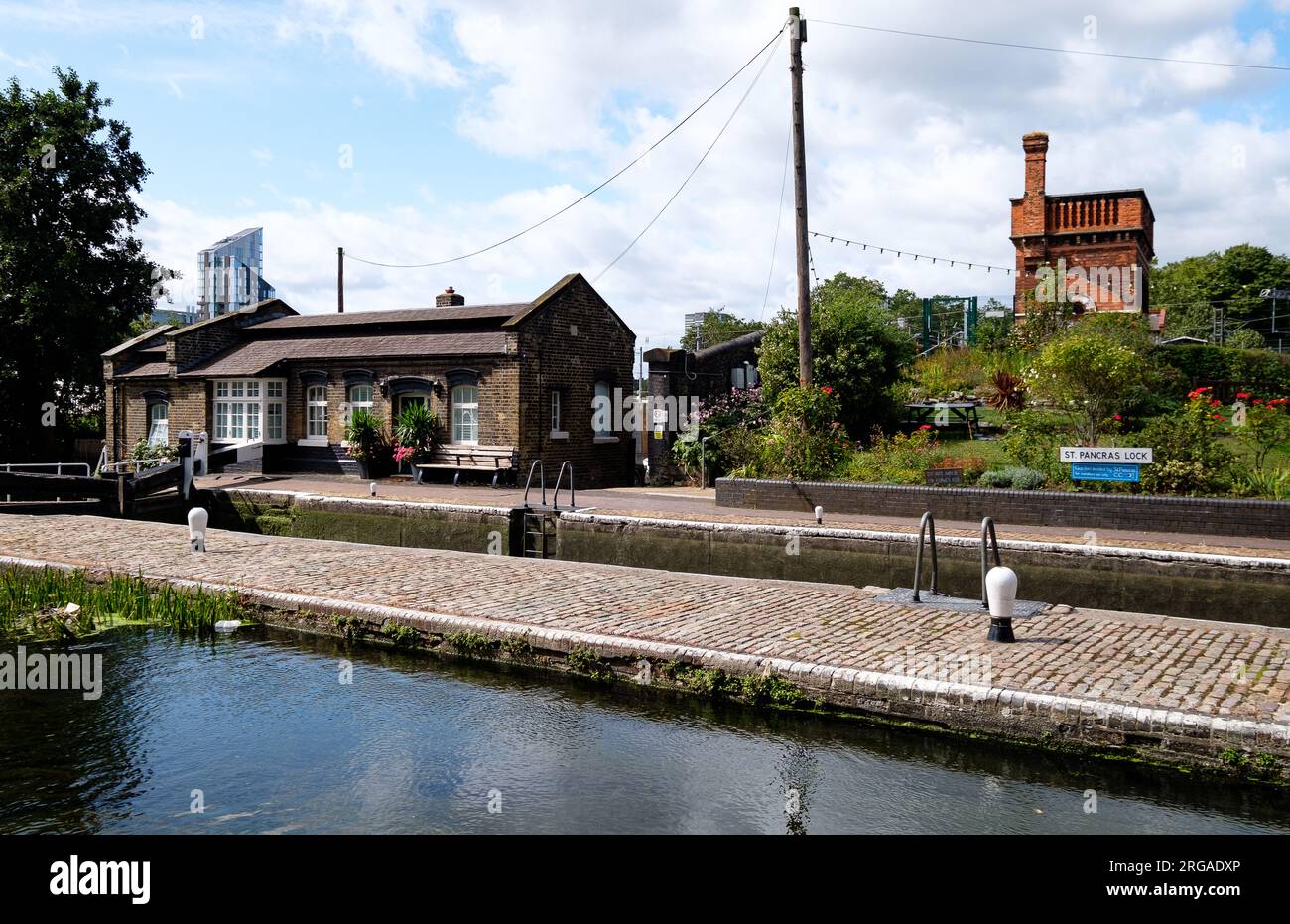 St. Pancras Lock und der Victorian Water Tower am Regent's Canal, London Stockfoto