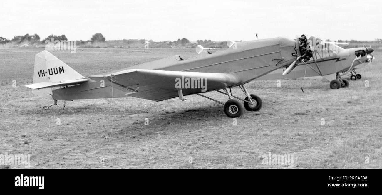 B.A. Swallow II VH-UM (msn 409) in Mildura am 28. September 1962. Exportiert nach R.H.F. Hickson, Maylands WA, Australien, 1935. Wird derzeit im Australian National Aviation Museum (B.A. - British Aircraft Manufacturing Company Ltd.). Stockfoto