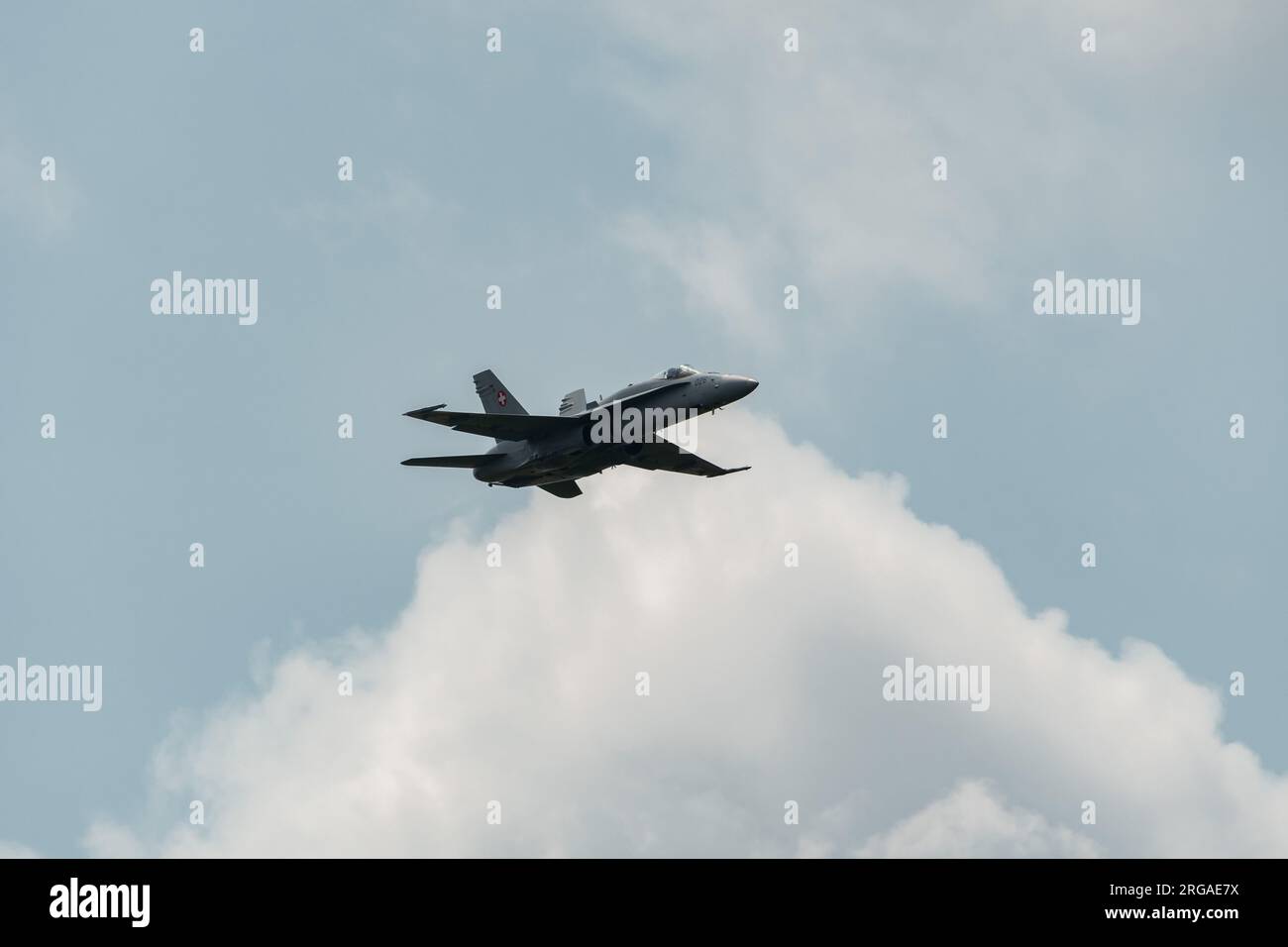 Speck-Fehraltorf, Zürich, Schweiz, 1. Juli 2023 McDonnell Douglas F/A-18 Hornet schweizer Militärkämpfer tritt während einer Flugshow auf Stockfoto