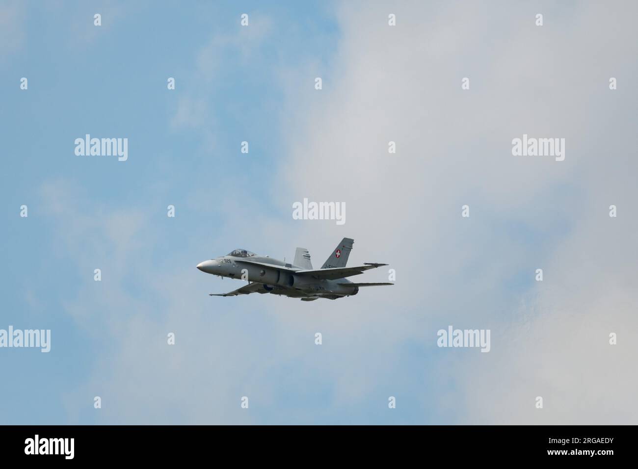 Speck-Fehraltorf, Zürich, Schweiz, 1. Juli 2023 McDonnell Douglas F/A-18 Hornet schweizer Militärkämpfer tritt während einer Flugshow auf Stockfoto