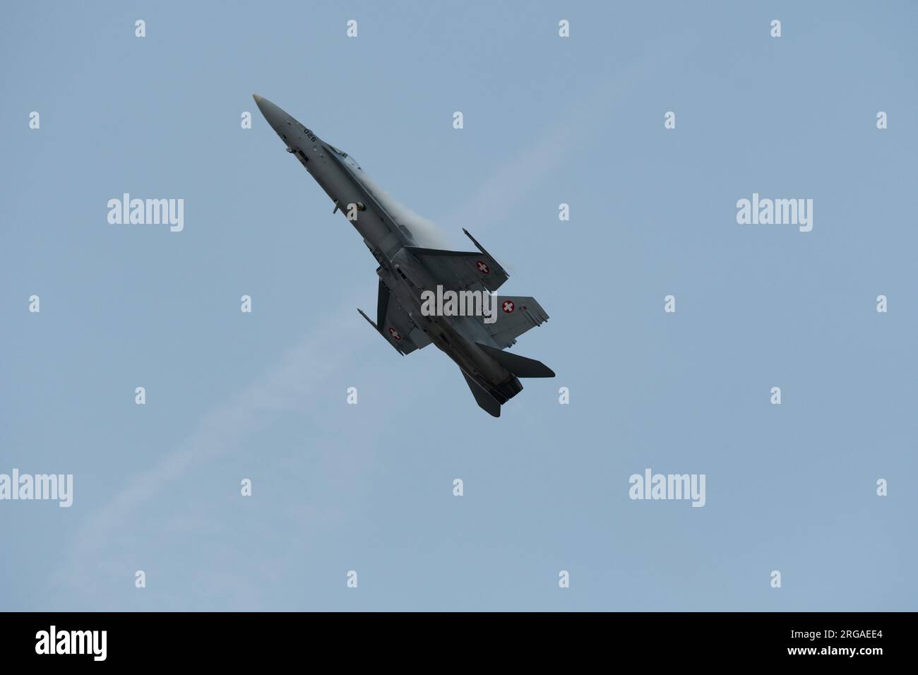 Speck-Fehraltorf, Zürich, Schweiz, 1. Juli 2023 McDonnell Douglas F/A-18 Hornet schweizer Militärkämpfer tritt während einer Flugshow auf Stockfoto