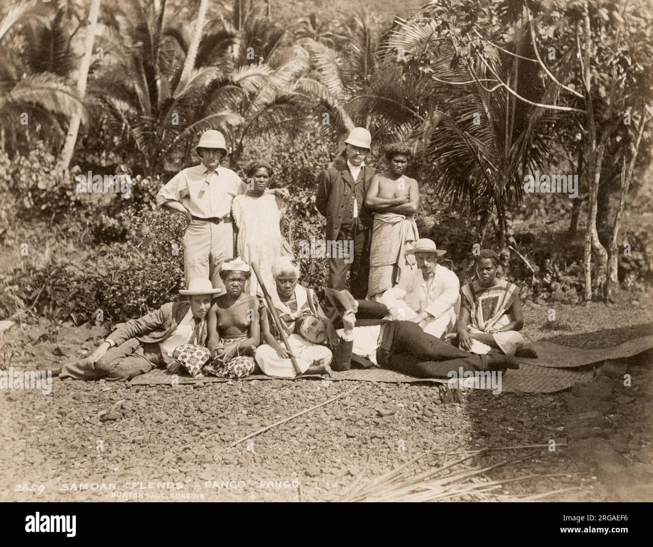Vintage-Foto des 19. Jahrhunderts: Gruppe von Samoan-Ureinwohnern mit westlichen Männern, 'Pango Pango', Samoa. Pago Pago, die Hauptstadt des amerikanischen Samoa, umfasst eine Reihe von Küstendörfern auf der Insel Tutuila. Stockfoto