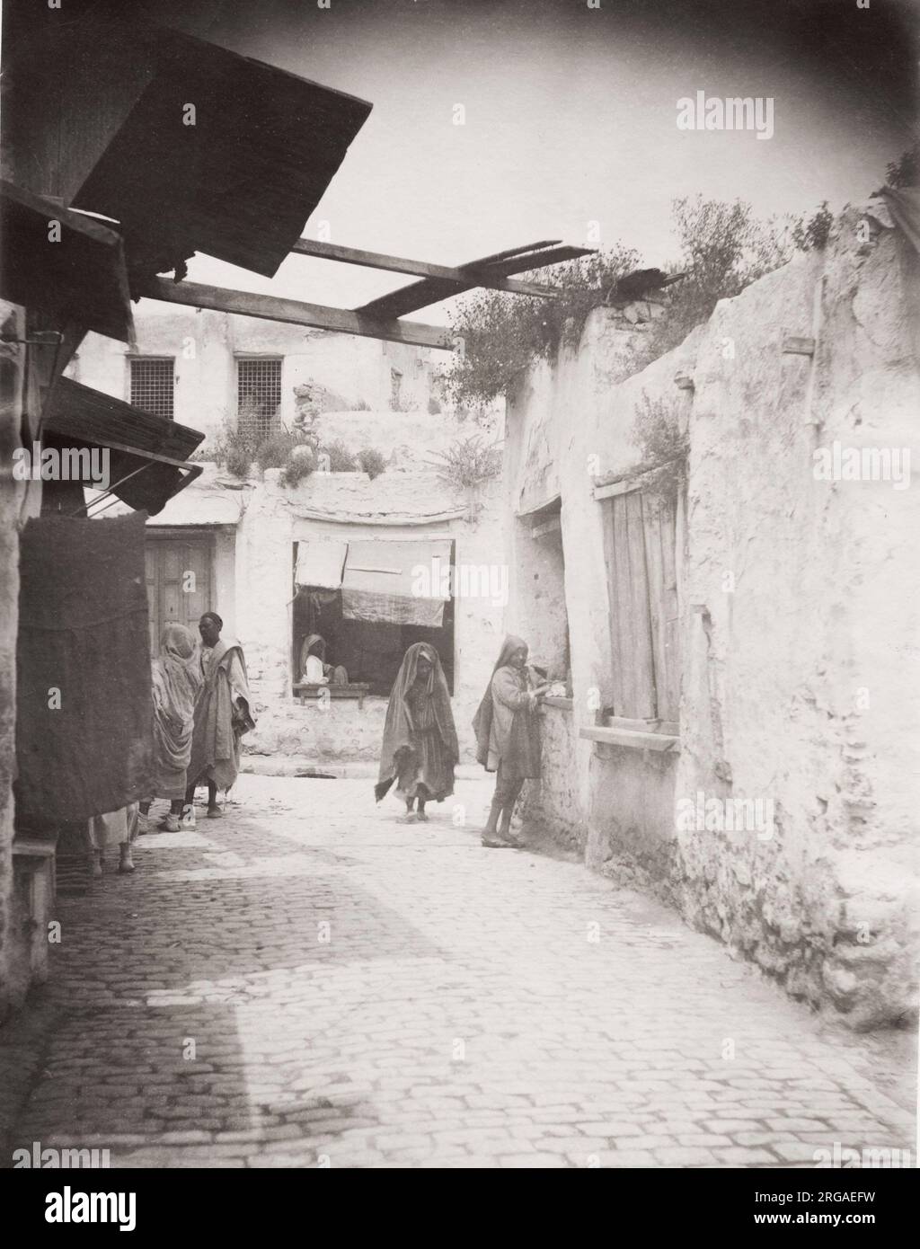 Vintage 19. Jahrhundert Foto: Back Street in Tunis, Tunesien, Menschen und Architektur. Stockfoto