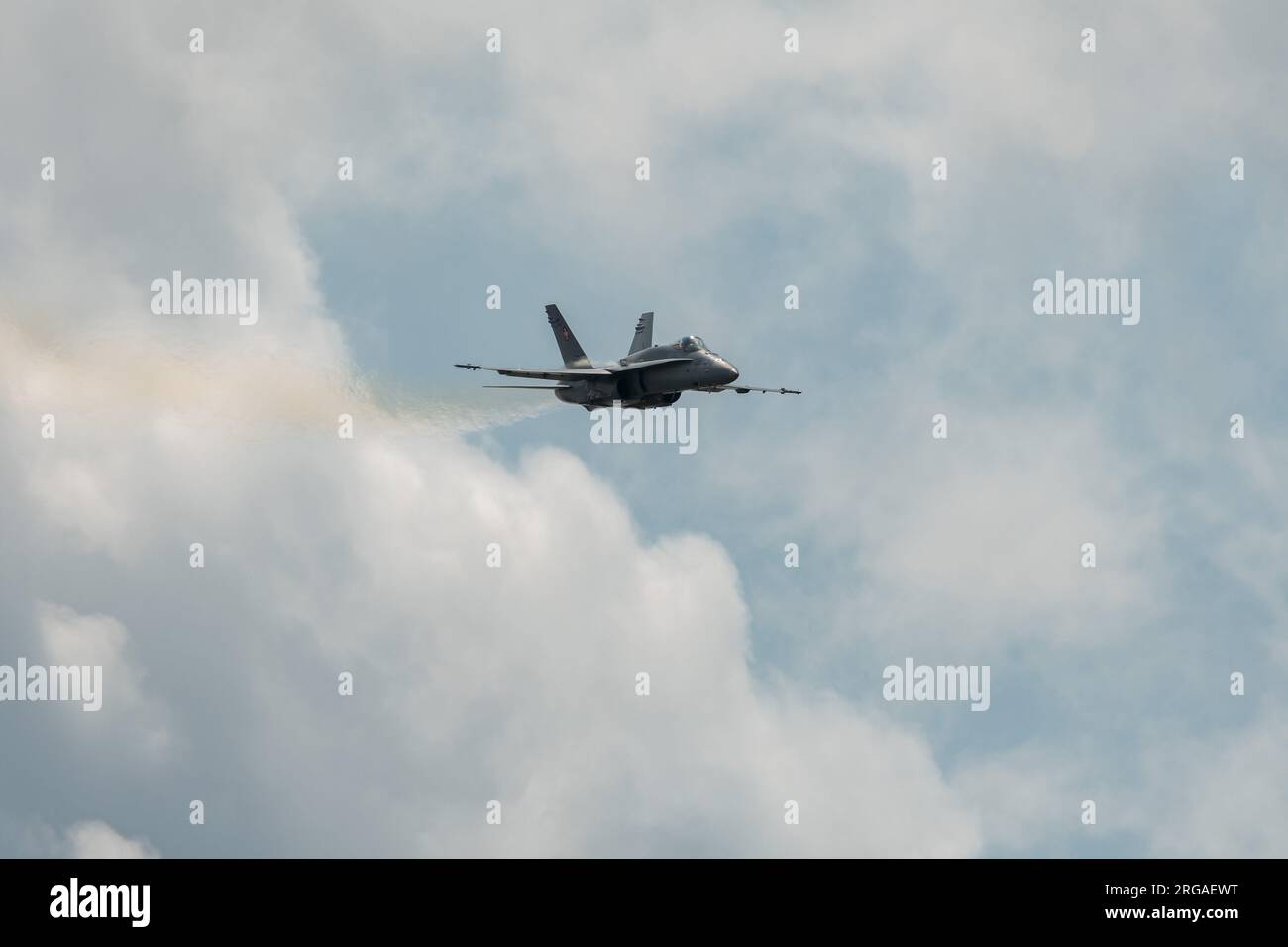 Speck-Fehraltorf, Zürich, Schweiz, 1. Juli 2023 McDonnell Douglas F/A-18 Hornet schweizer Militärkämpfer tritt während einer Flugshow auf Stockfoto